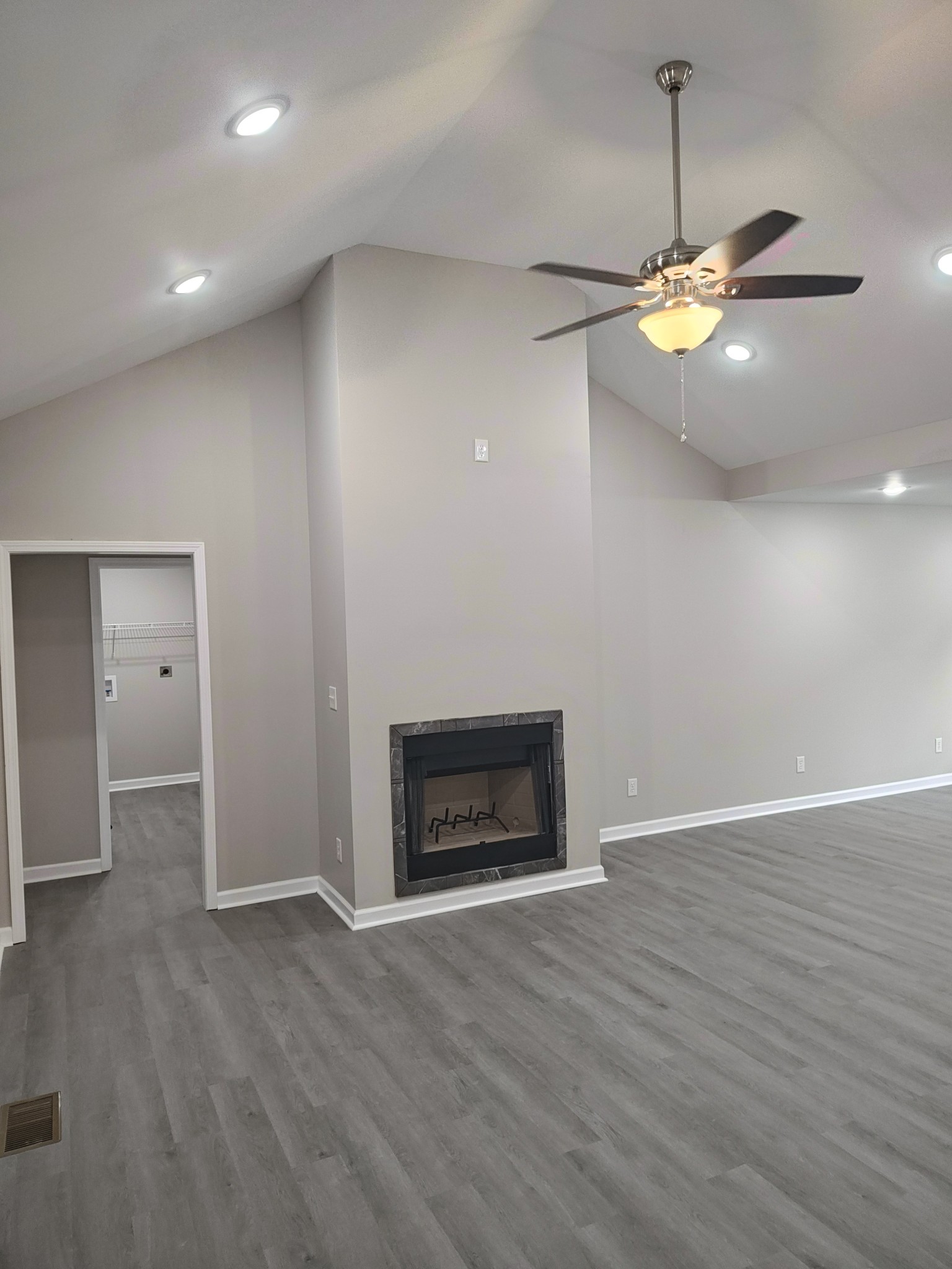 689 W Main St