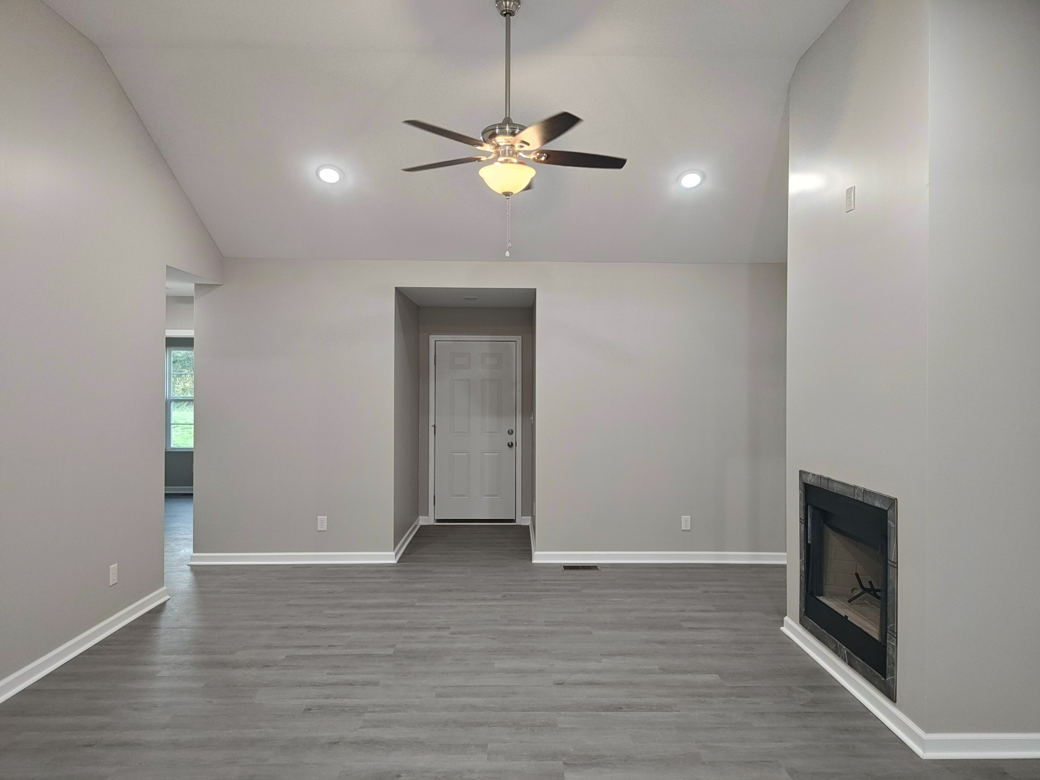 689 W Main St