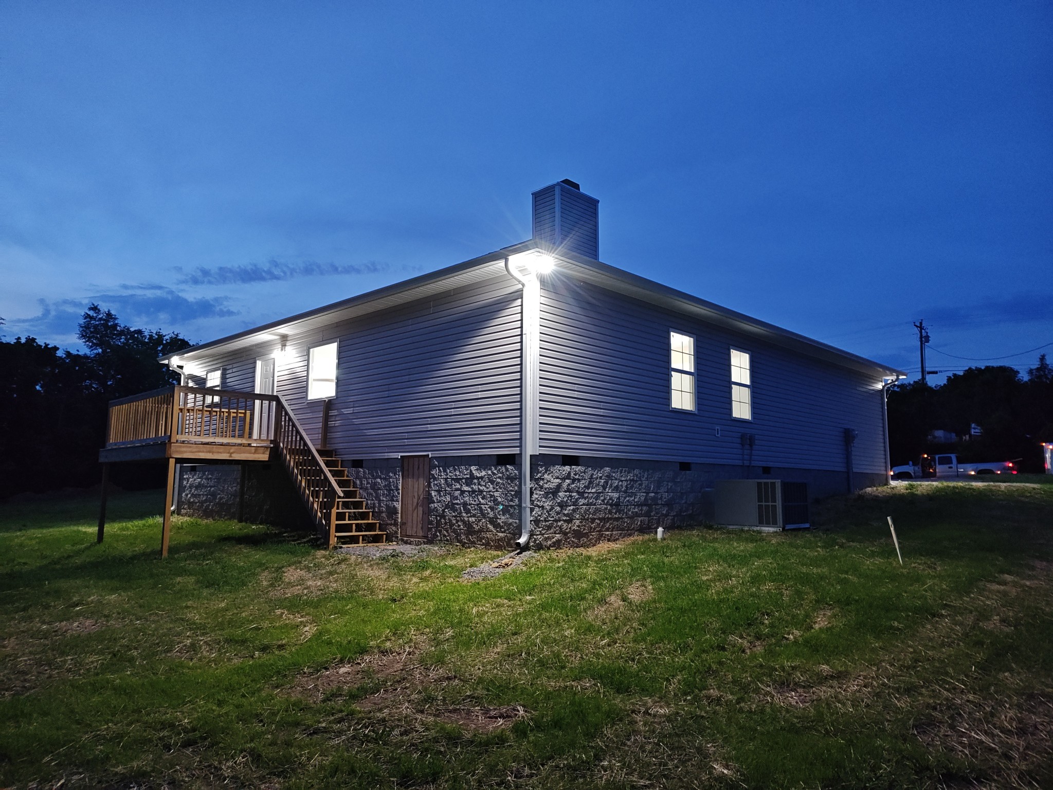 689 W Main St