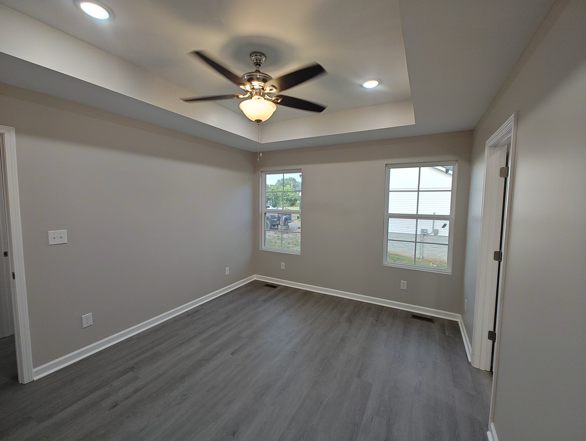 689 W Main St