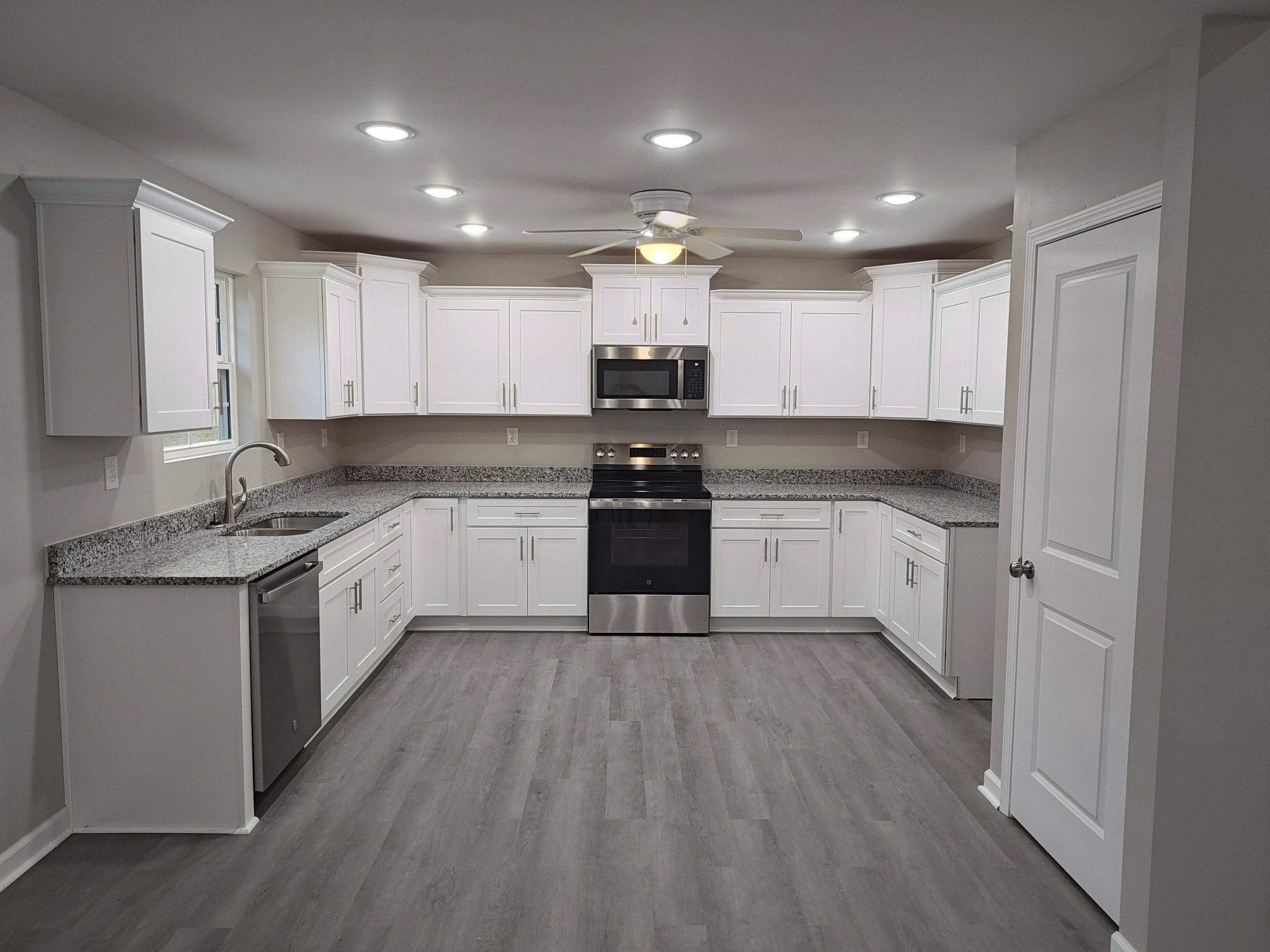 689 W Main St