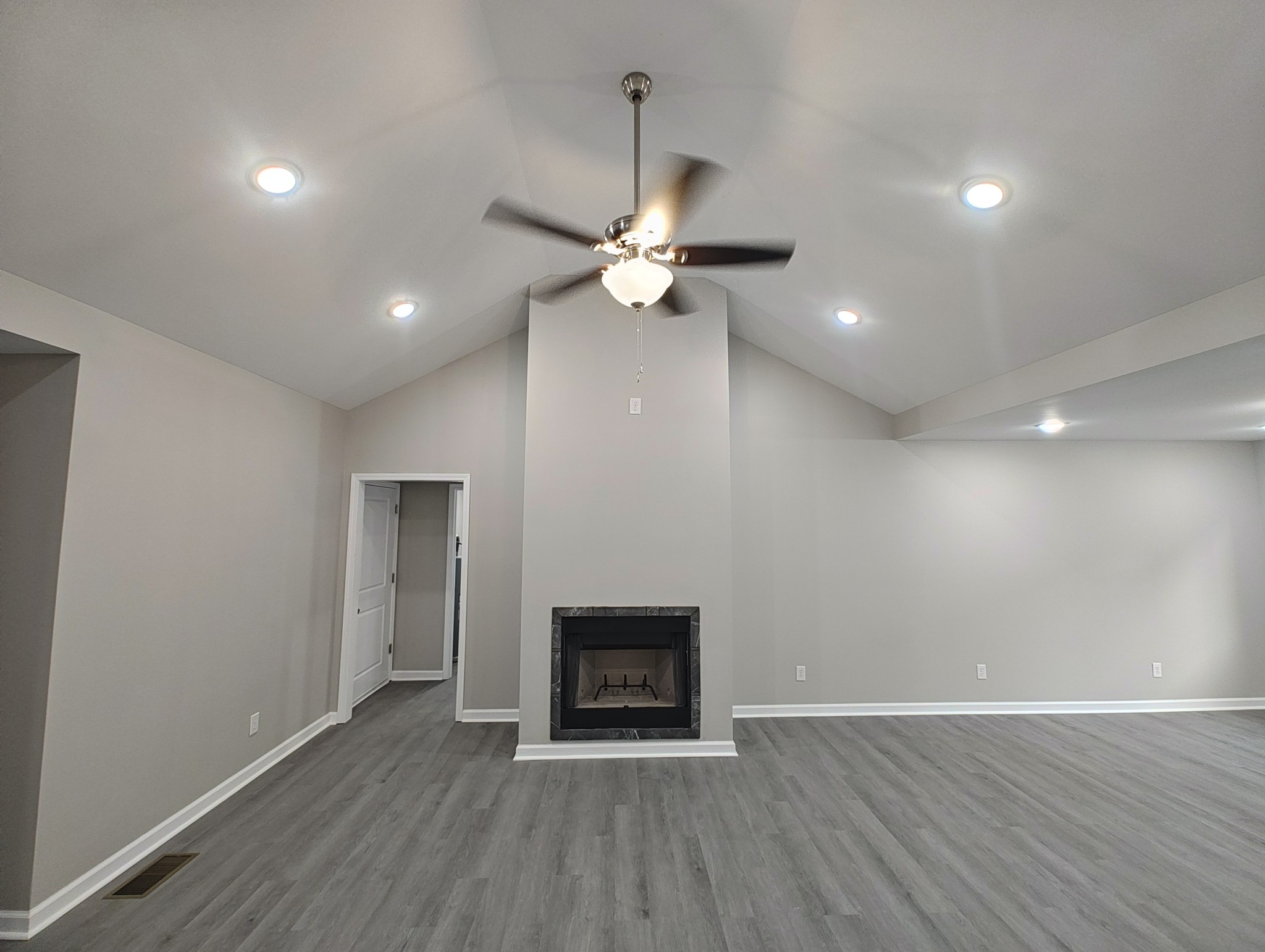 689 W Main St