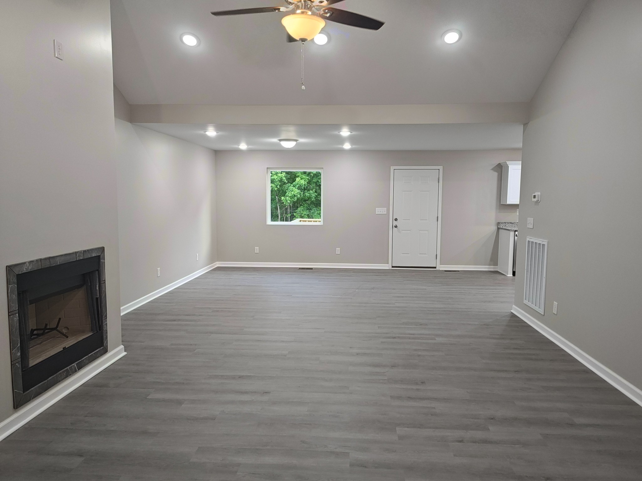 689 W Main St