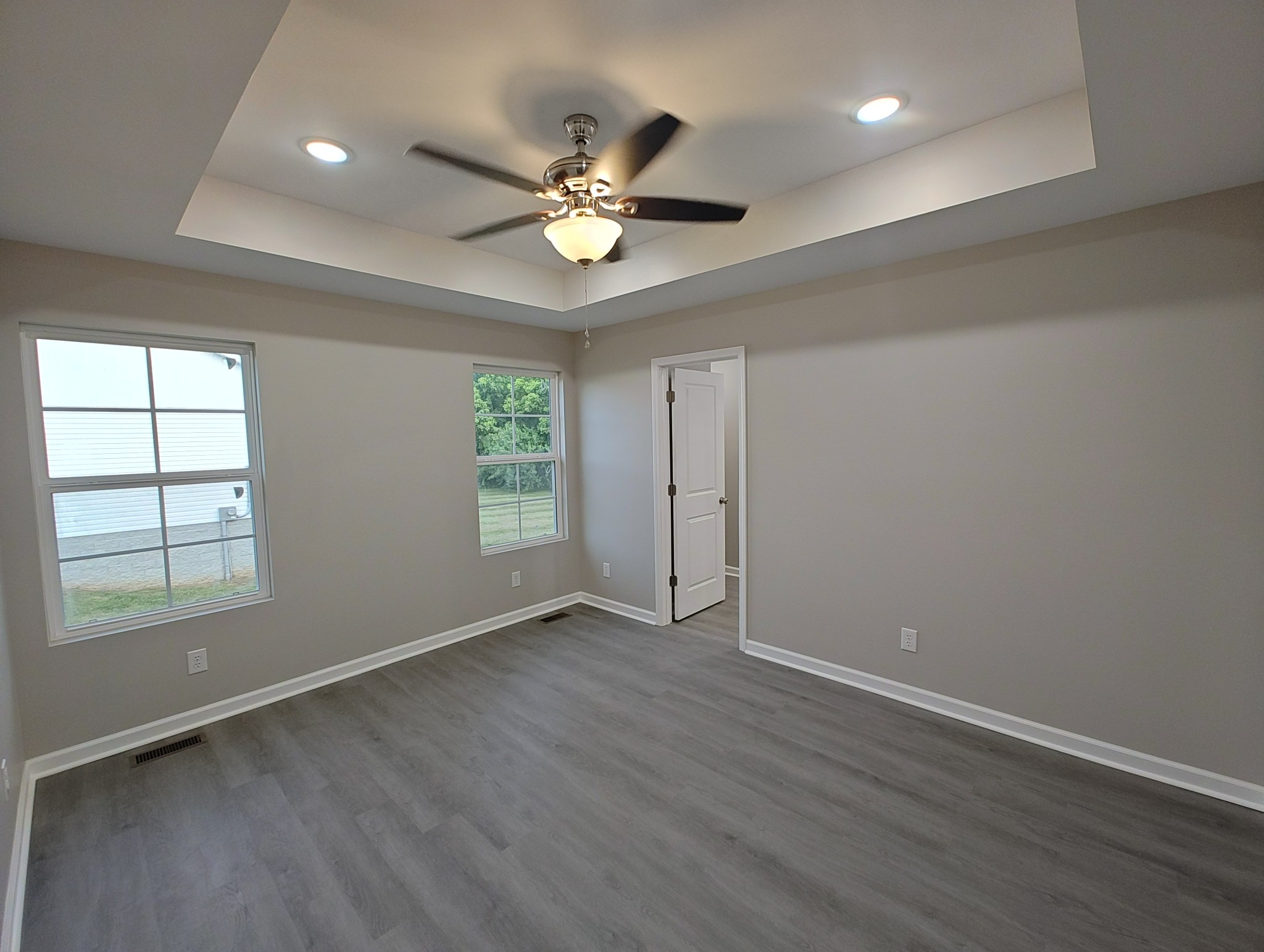 689 W Main St
