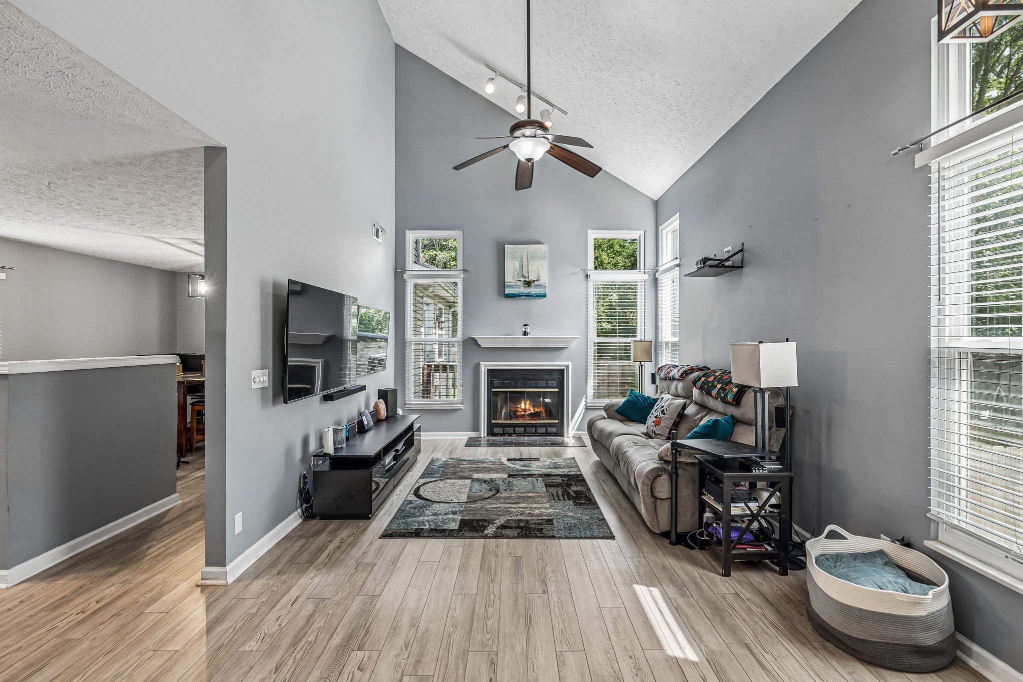 5506 Knollcrest