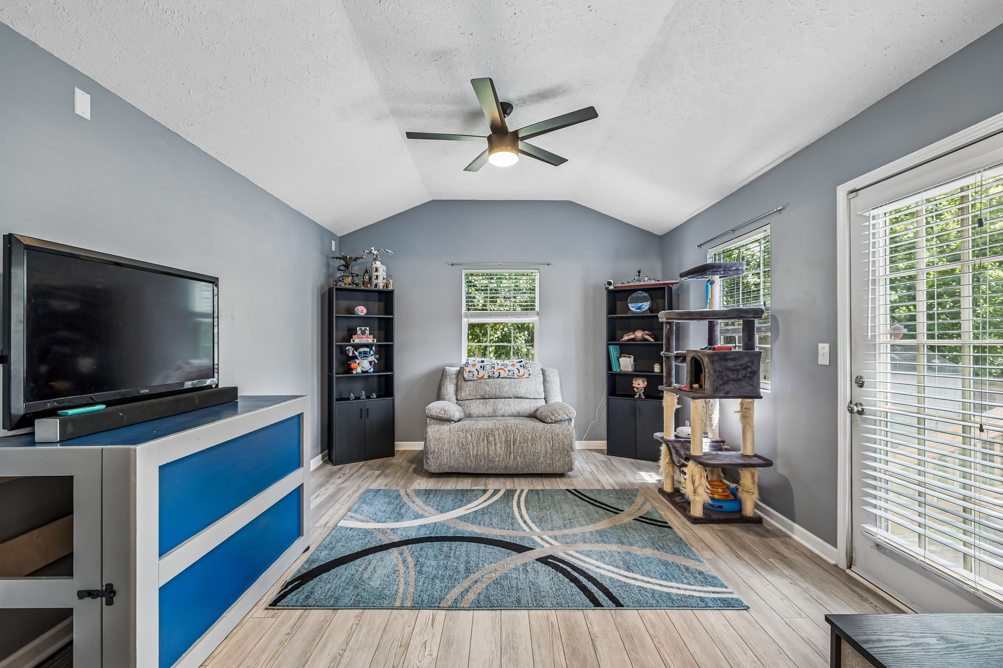 5506 Knollcrest