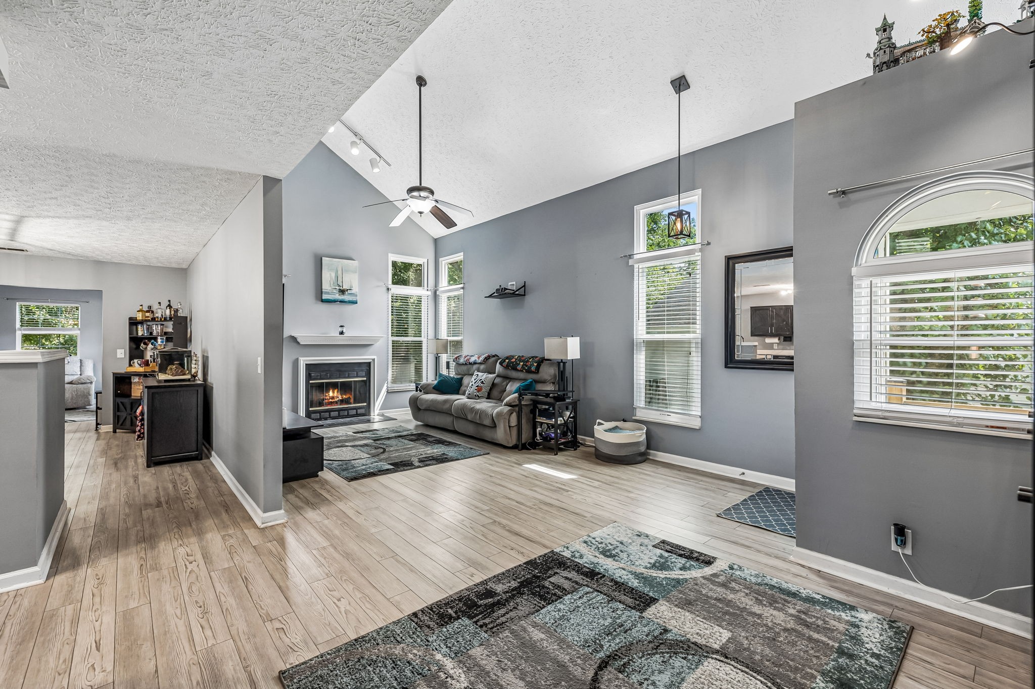 5506 Knollcrest