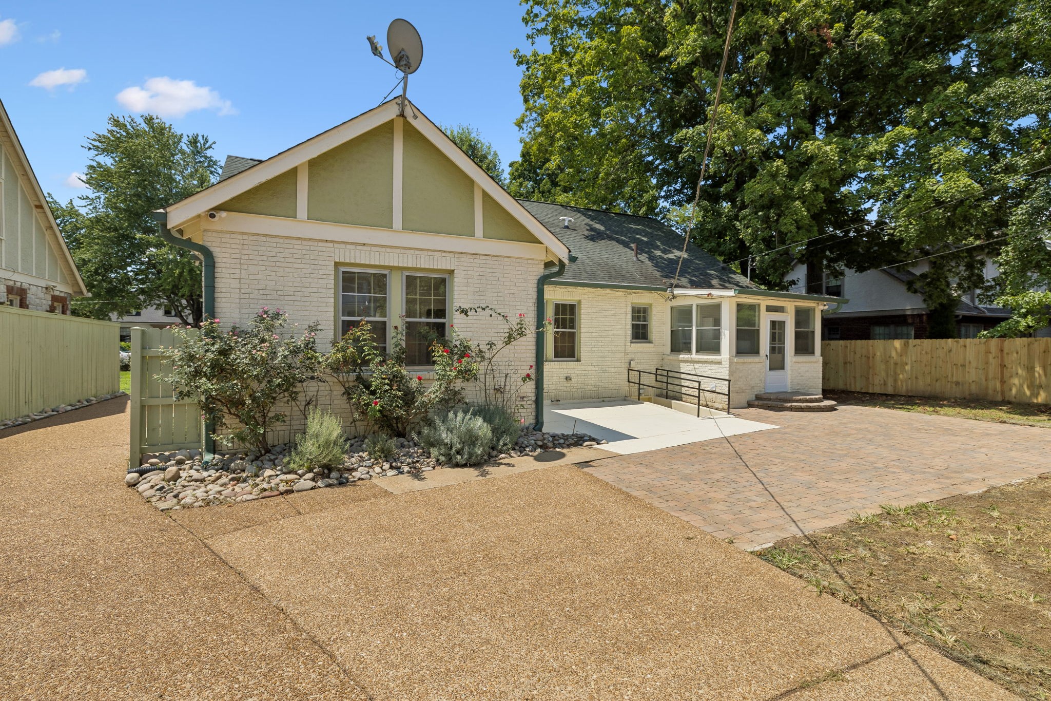216 Lauderdale Rd