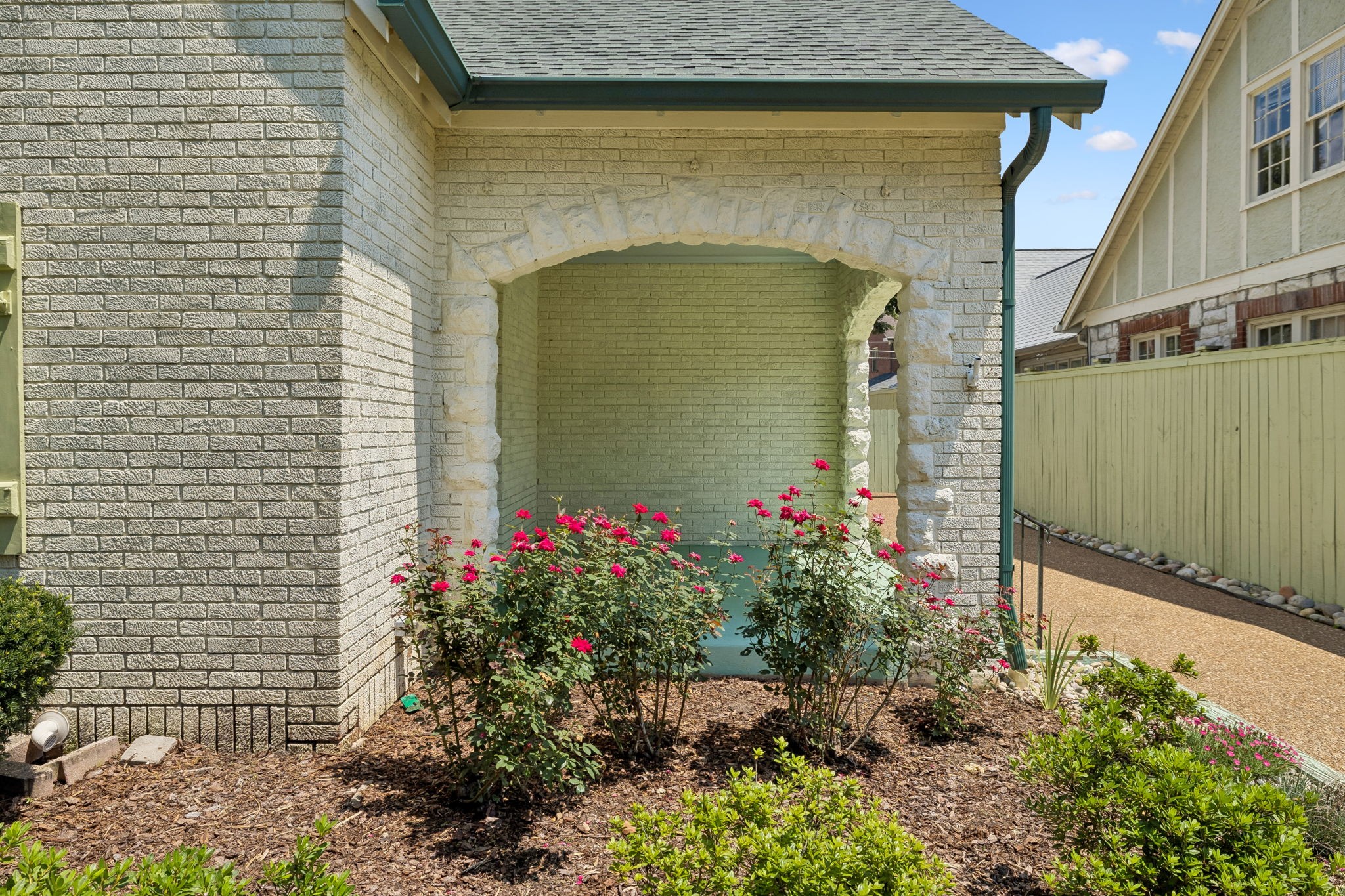 216 Lauderdale Rd
