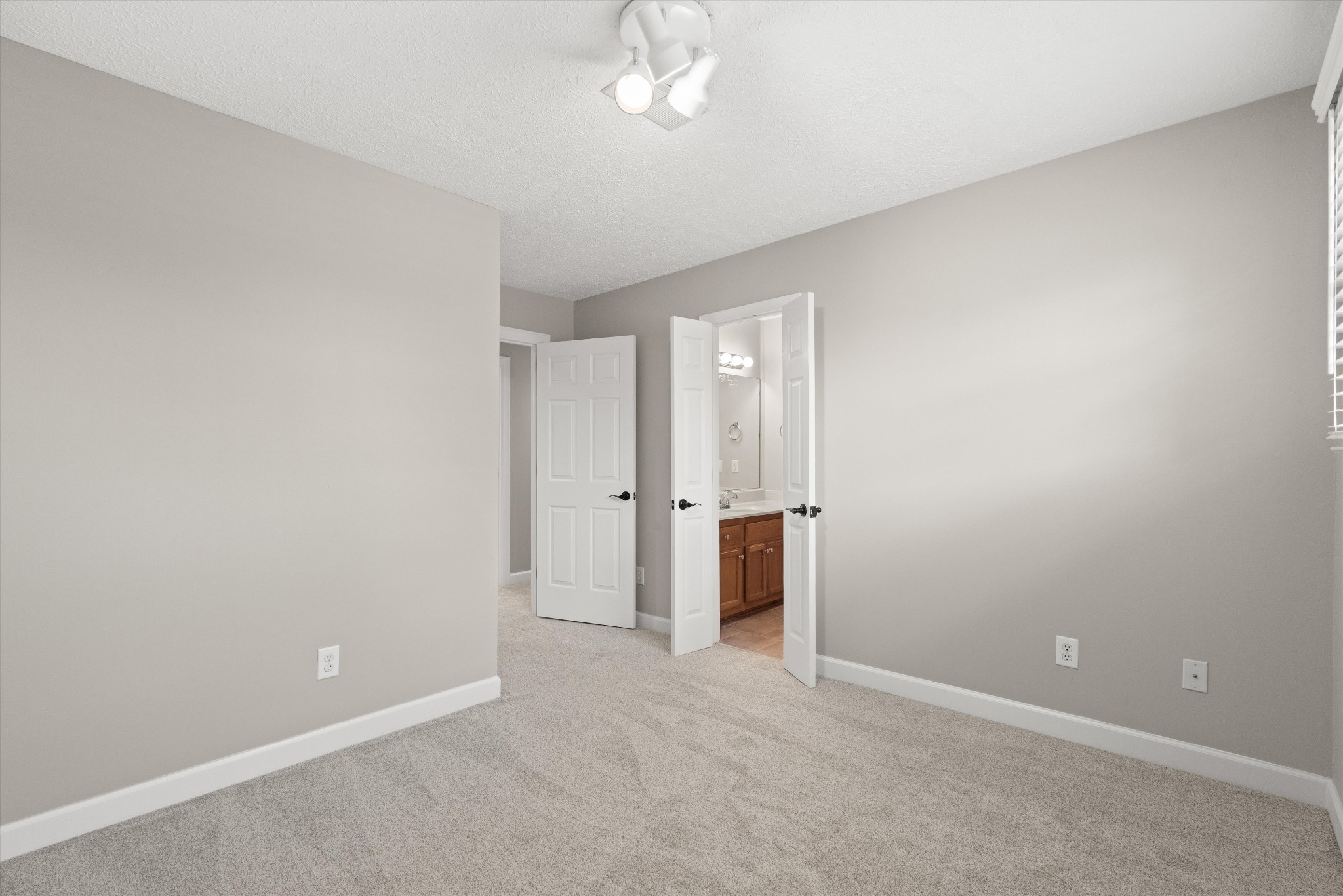 1227 Mount Vernon Ln