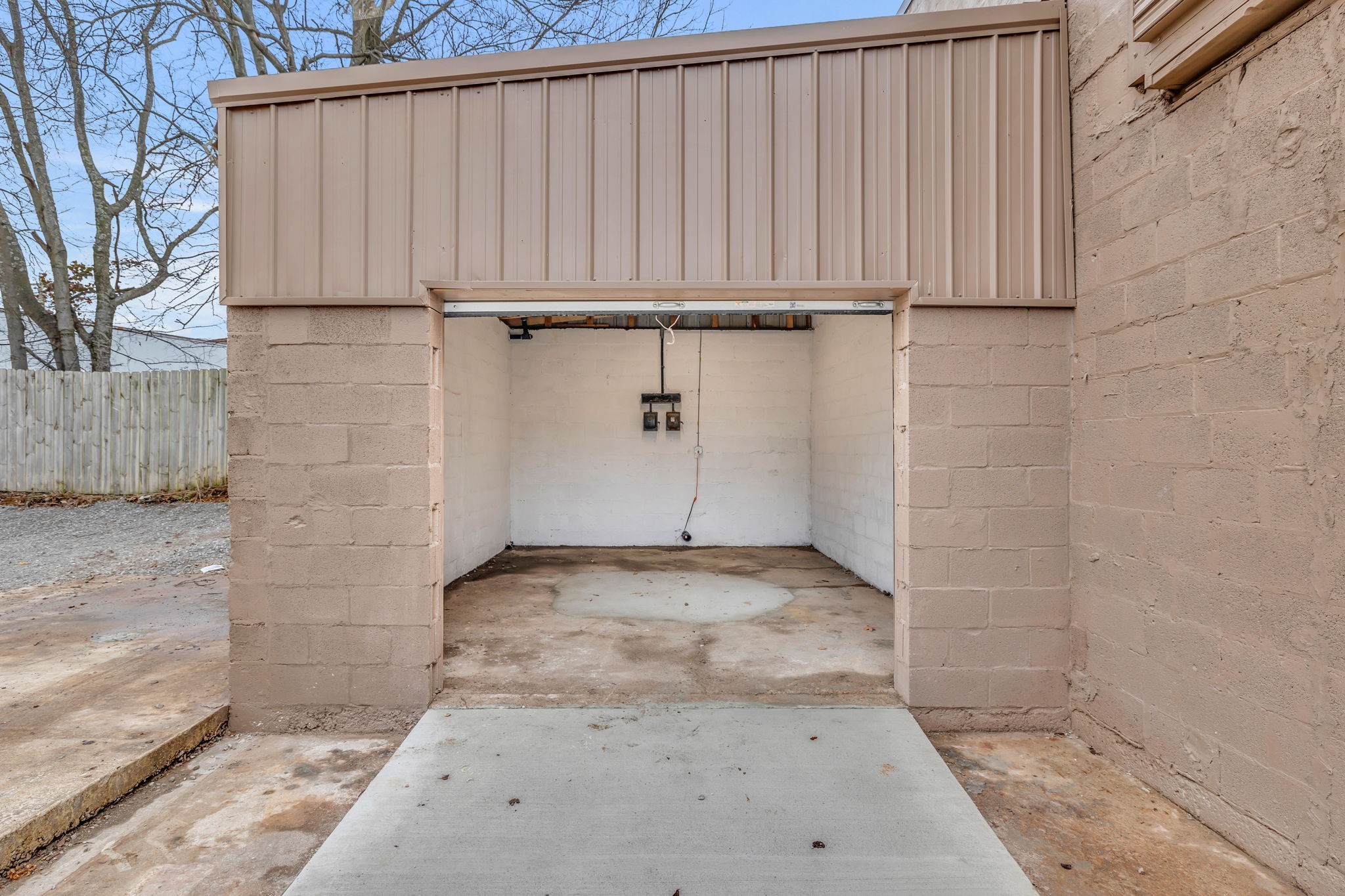 319 E Main St