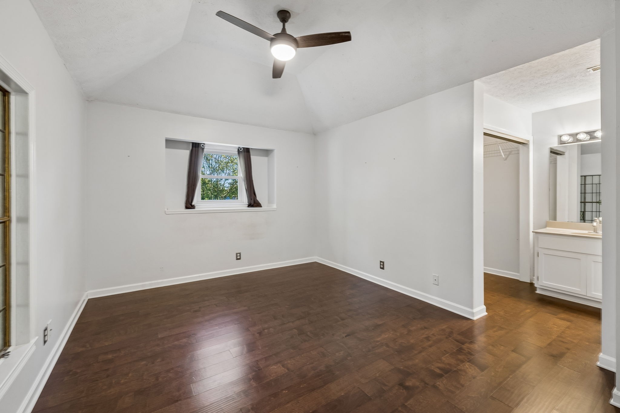 104 Creekside Ct