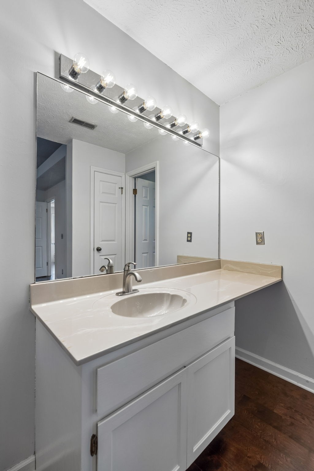 104 Creekside Ct