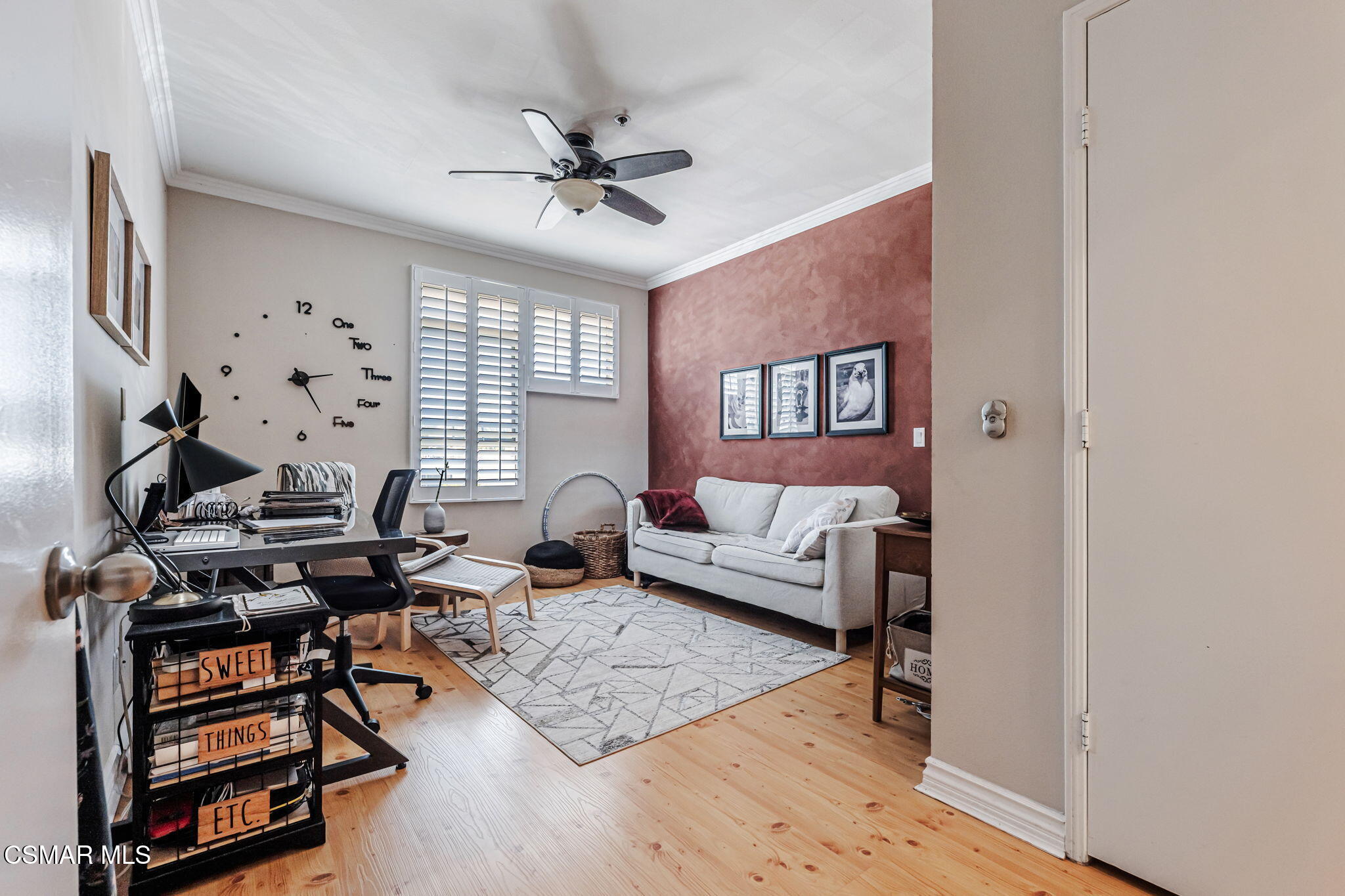 5350 White Oak Avenue, 307