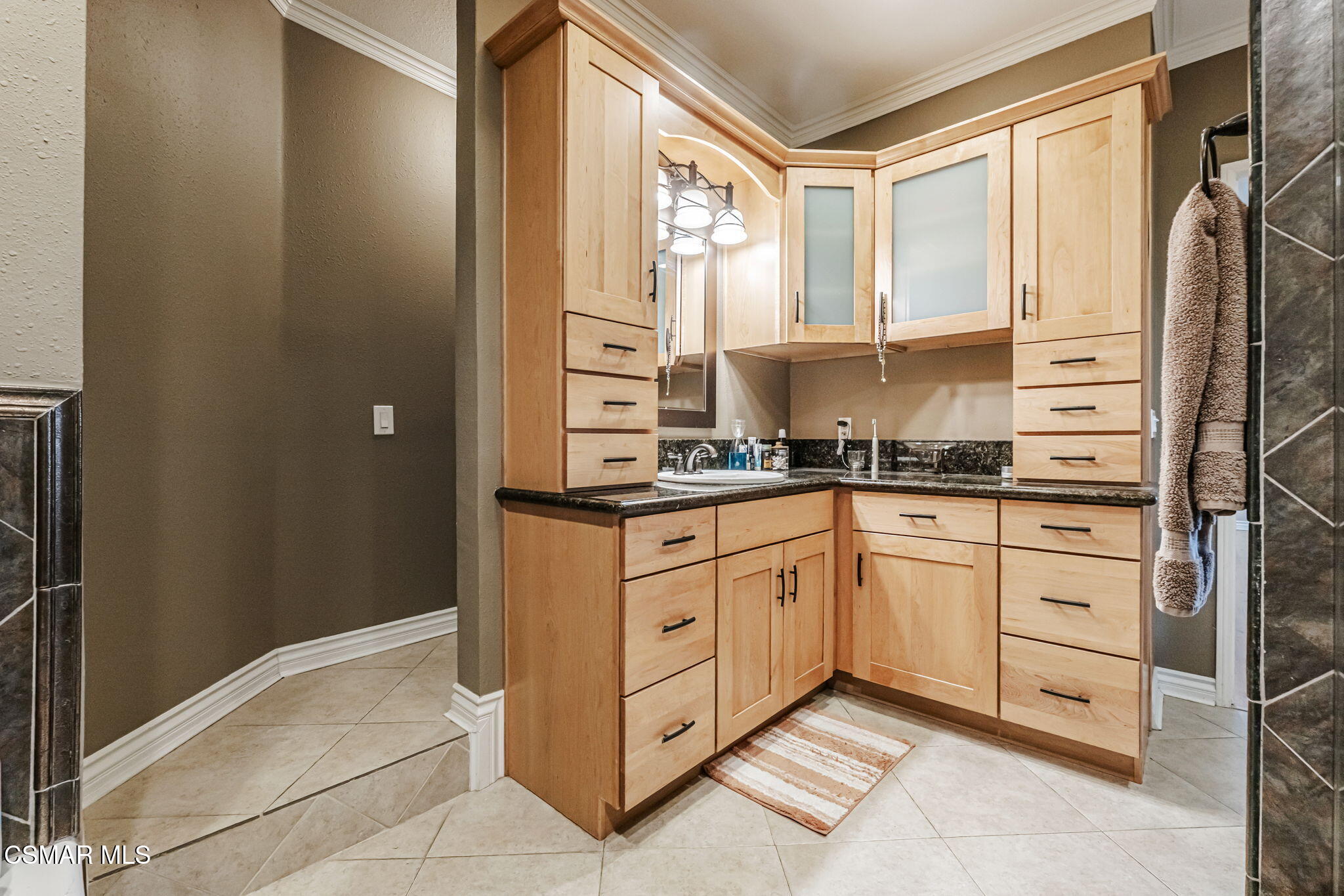 5350 White Oak Avenue, 307