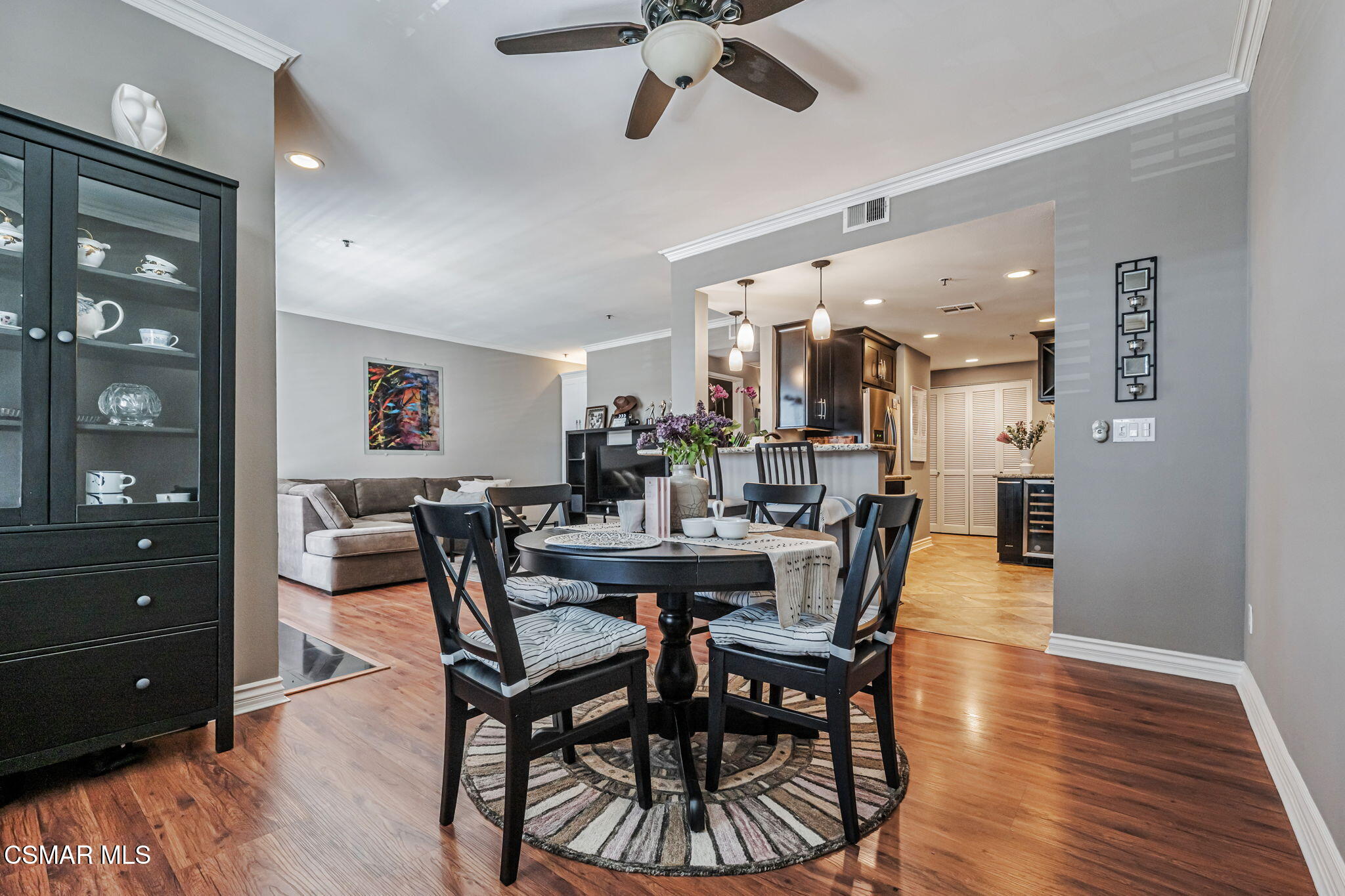 5350 White Oak Avenue, 307
