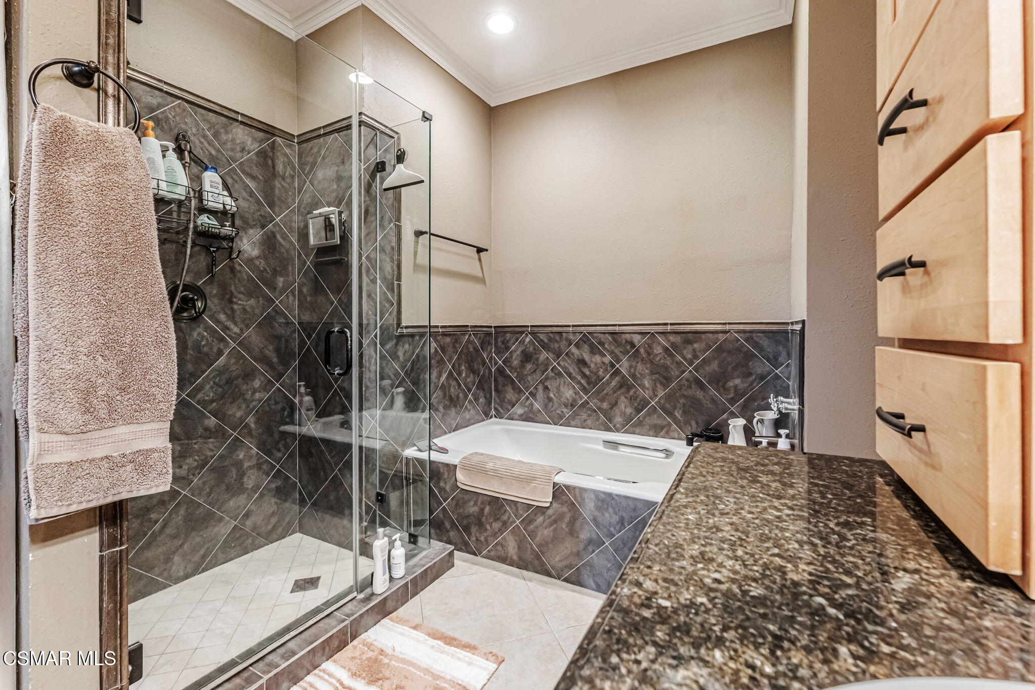 5350 White Oak Avenue, 307