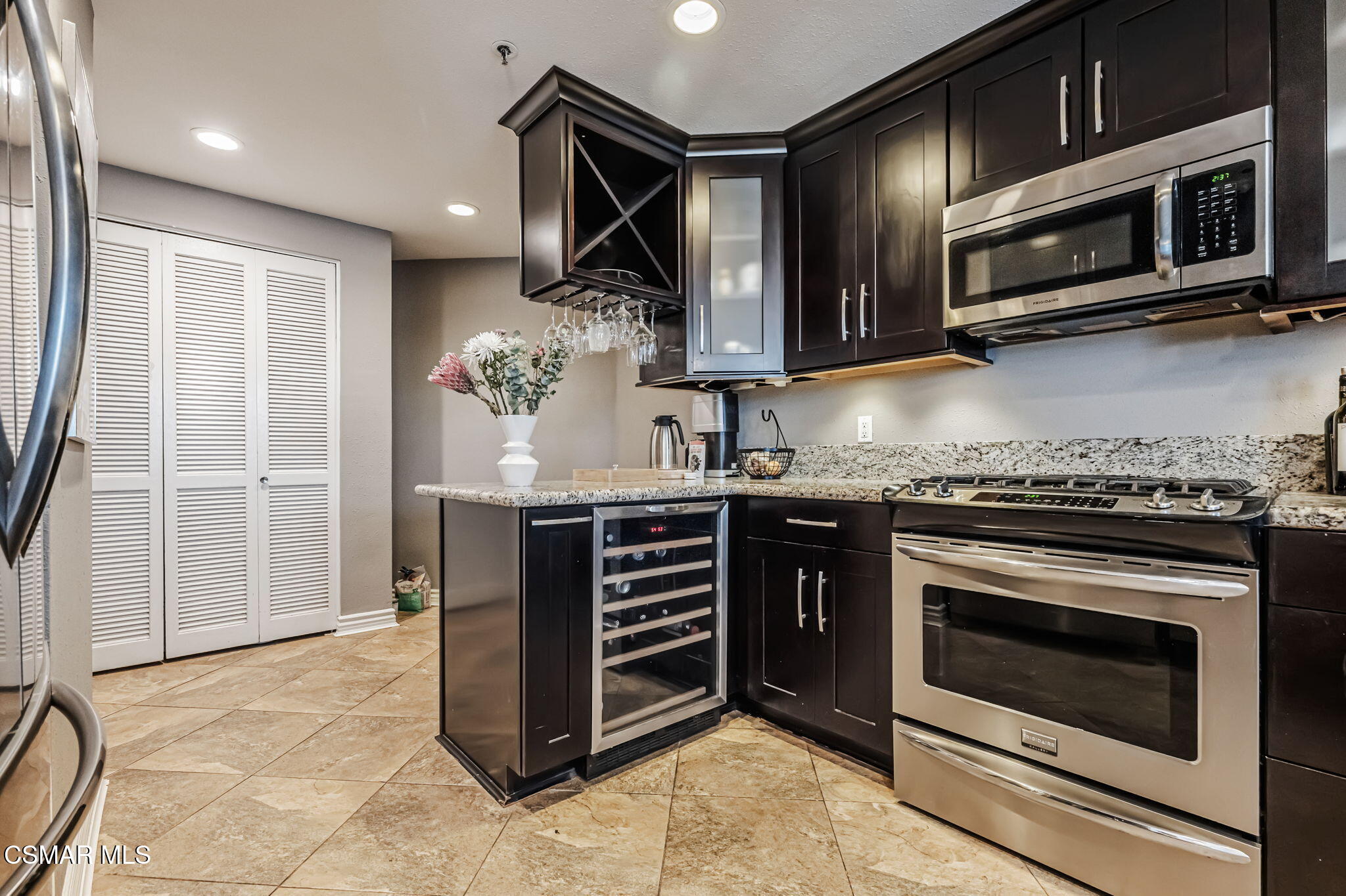 5350 White Oak Avenue, 307