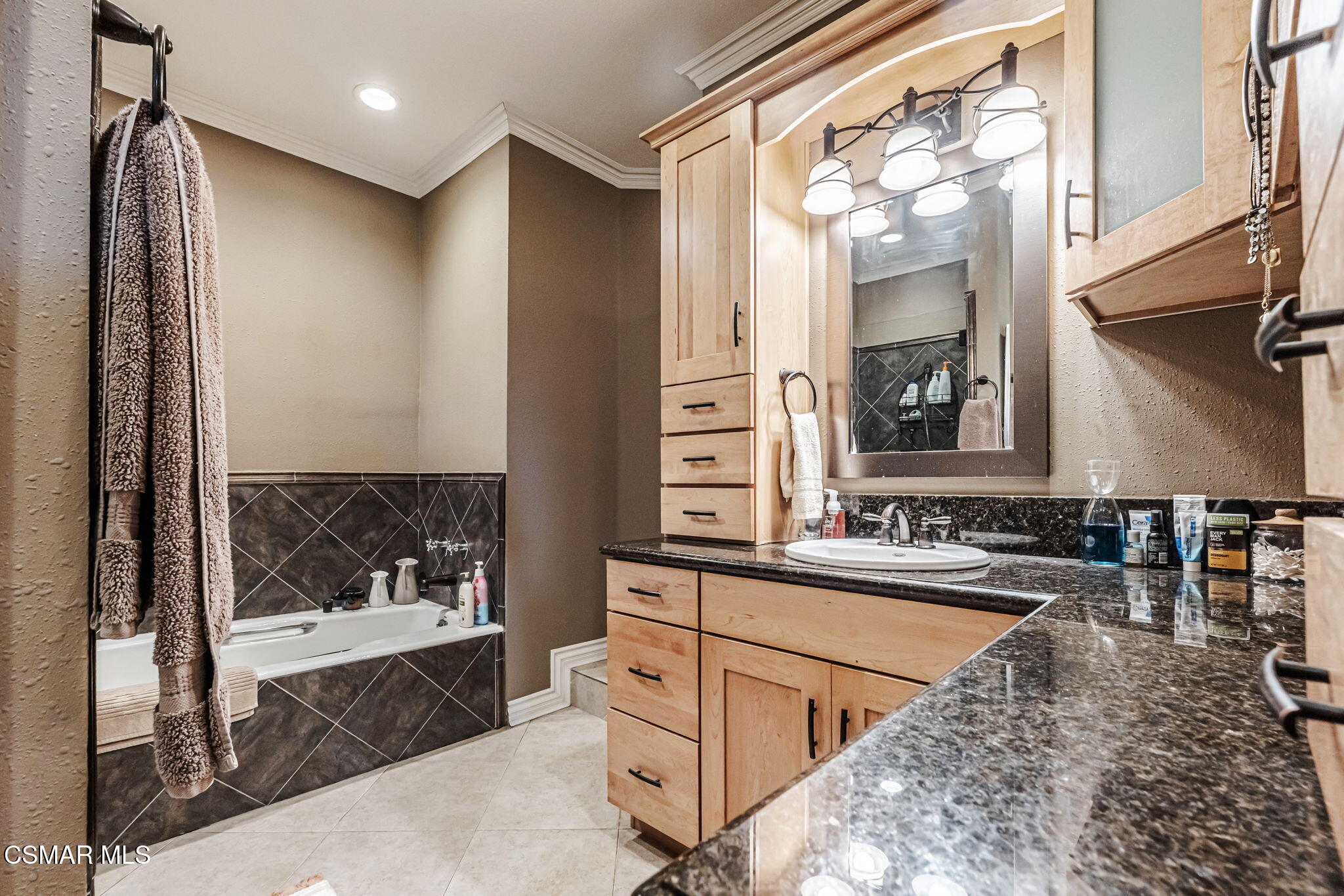 5350 White Oak Avenue, 307