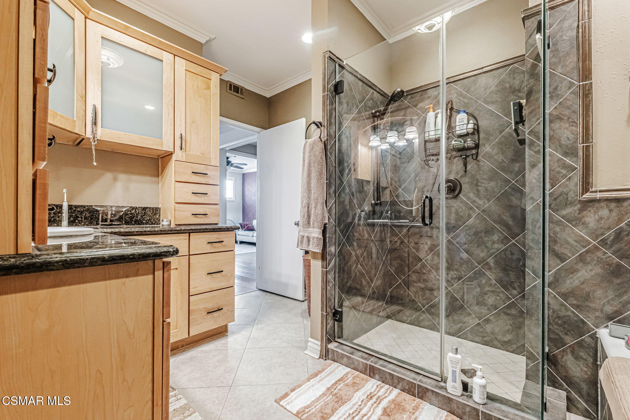 5350 White Oak Avenue, 307