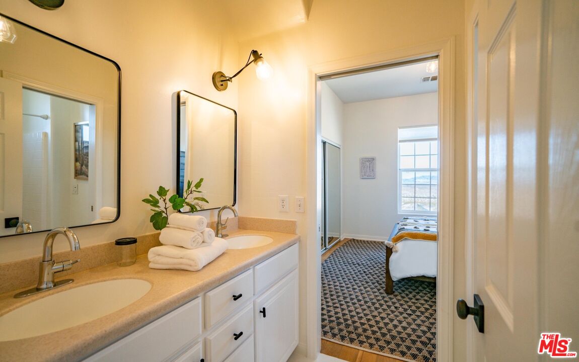 71638 Laura Ln