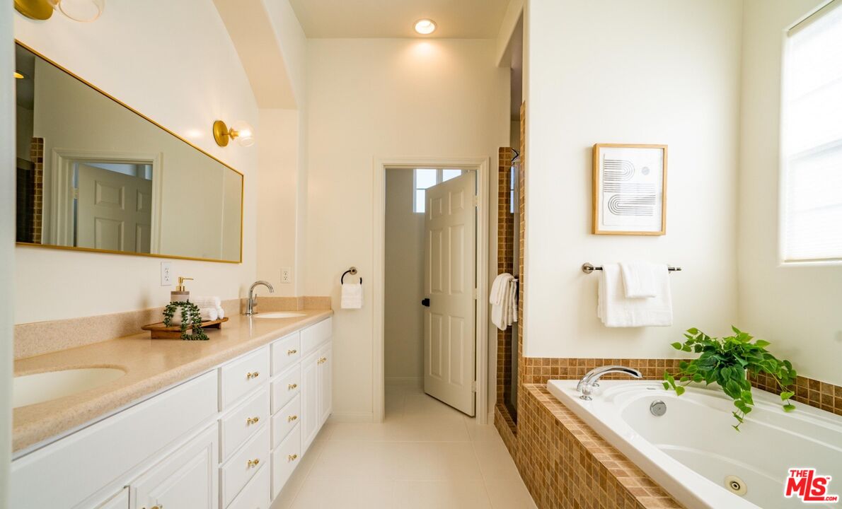 71638 Laura Ln