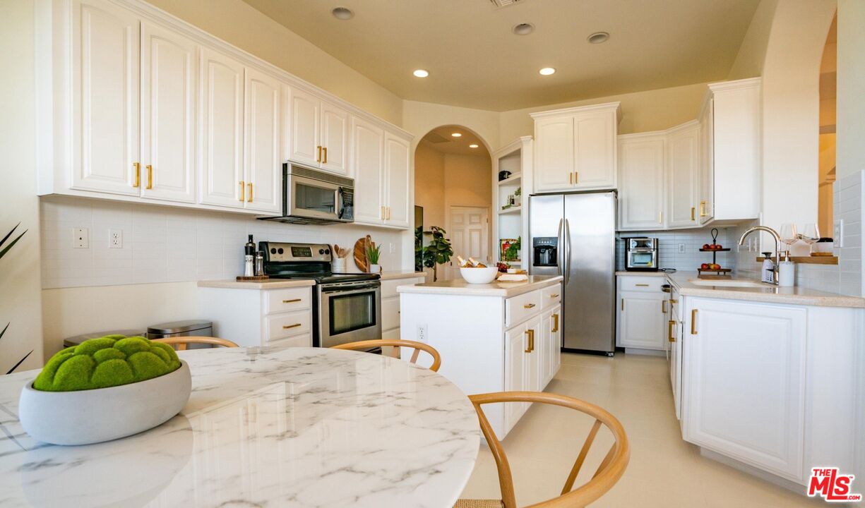 71638 Laura Ln