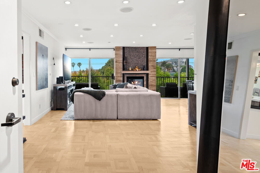 949 N Kings Rd Unit: 314
