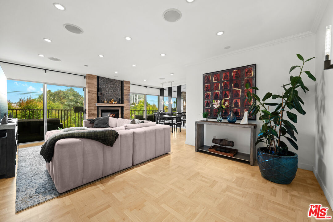949 N Kings Rd Unit: 314