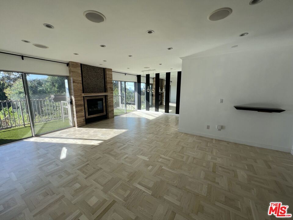 949 N Kings Rd Unit: 314