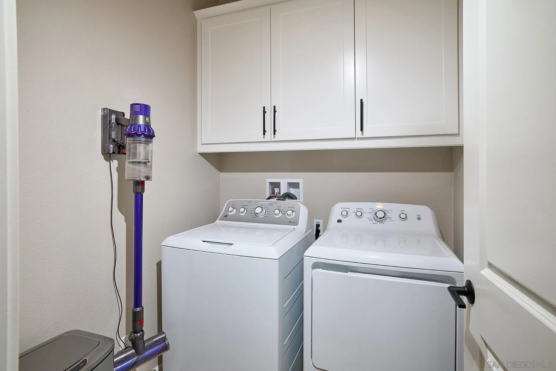 1196 Delpy View Point