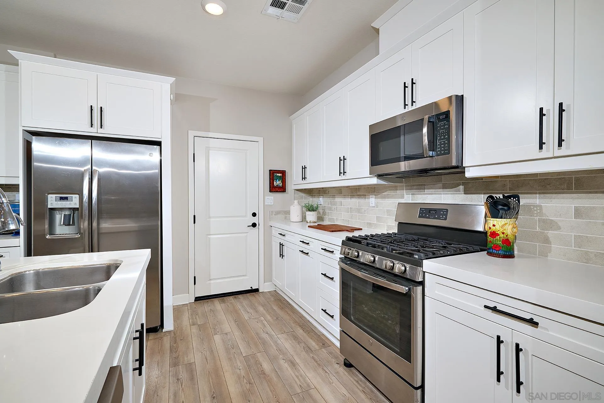 1196 Delpy View Point