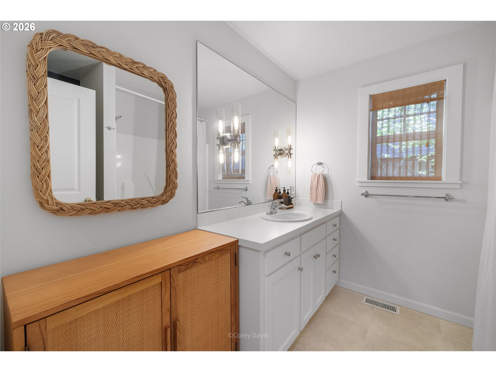 867 LAKEVIEW DR