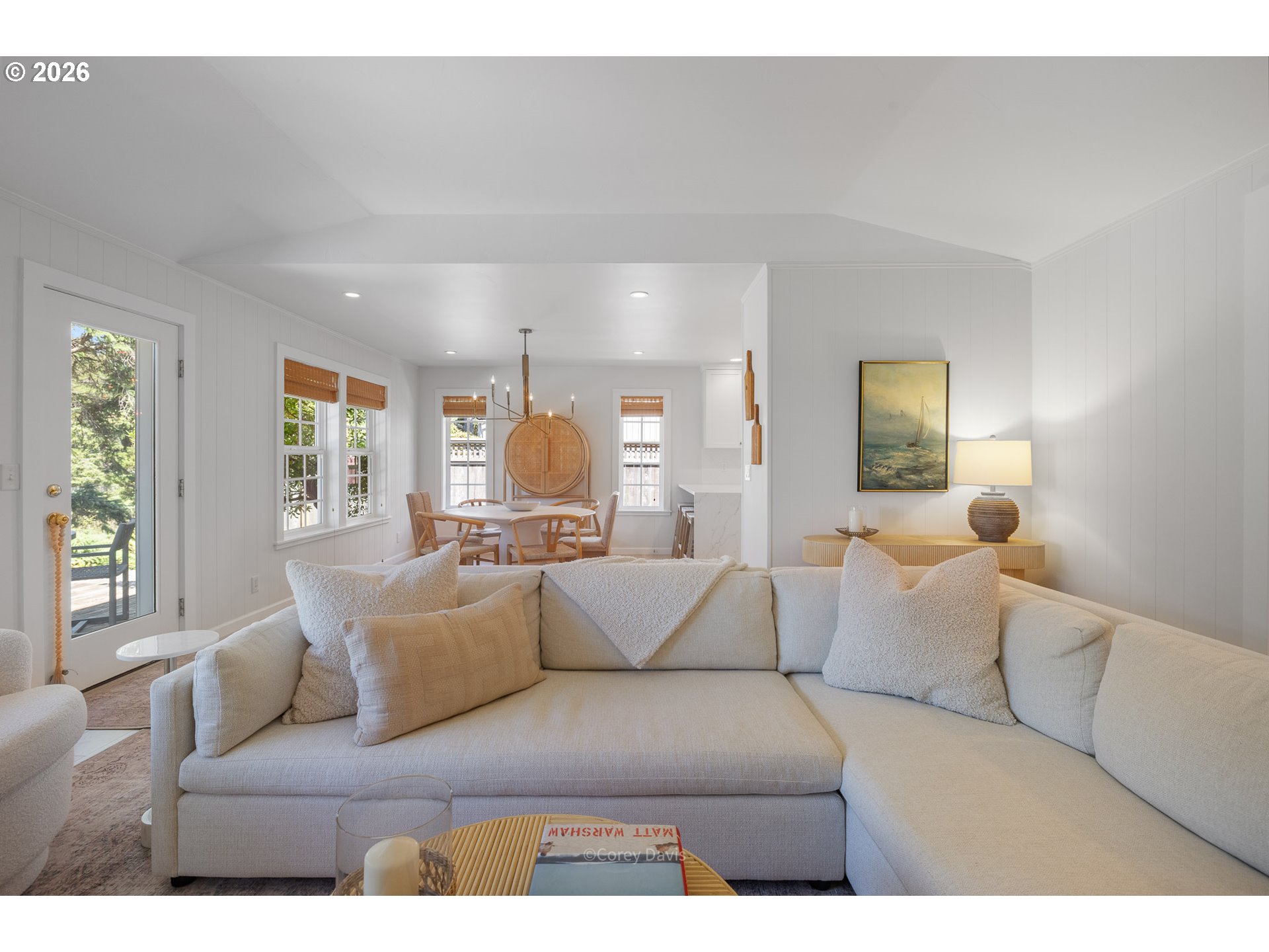 867 LAKEVIEW DR