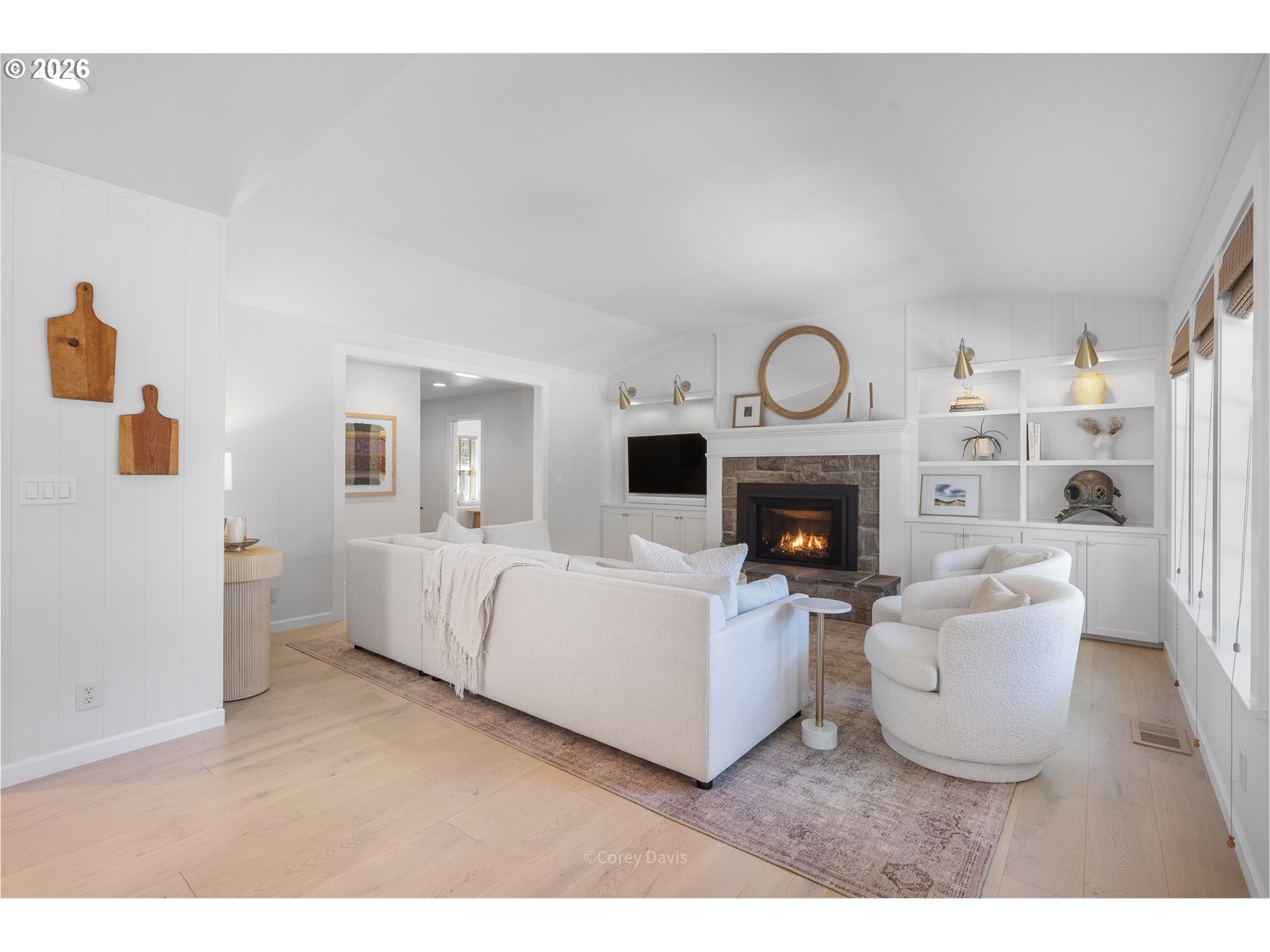 867 LAKEVIEW DR