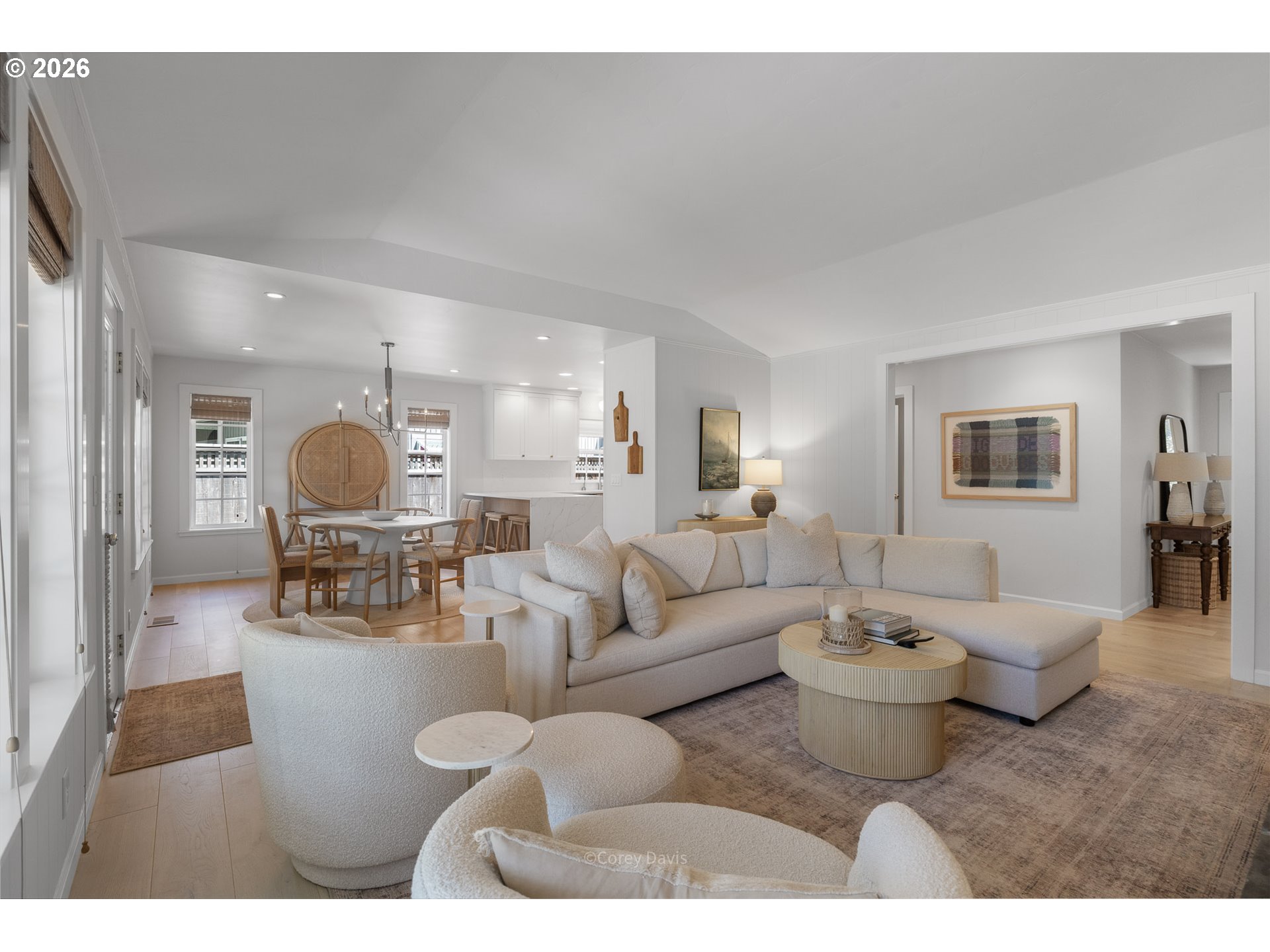 867 LAKEVIEW DR