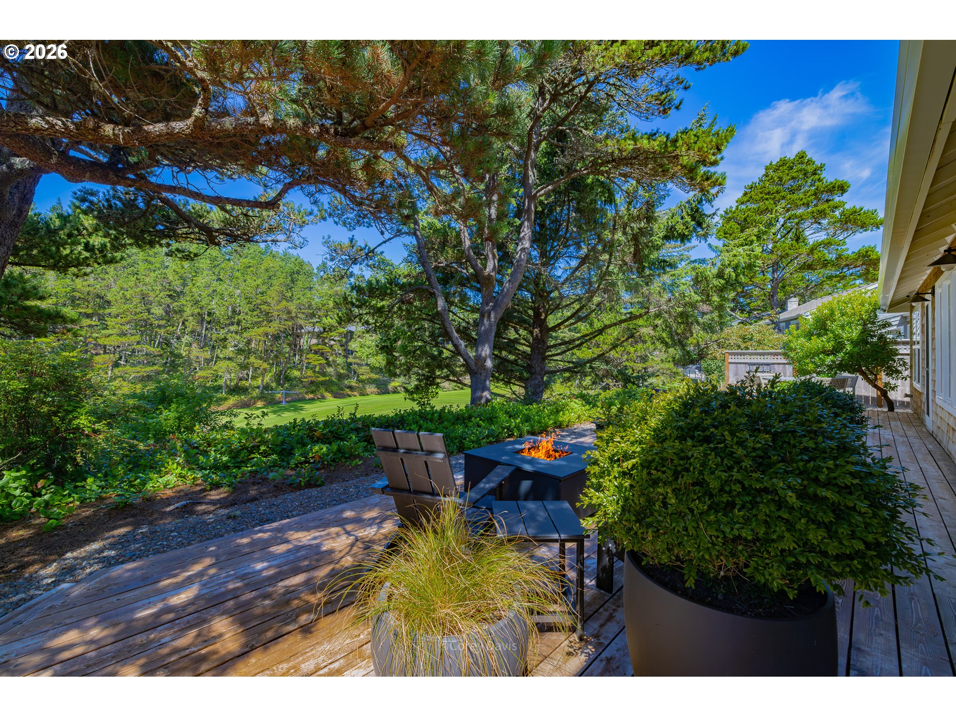 867 LAKEVIEW DR