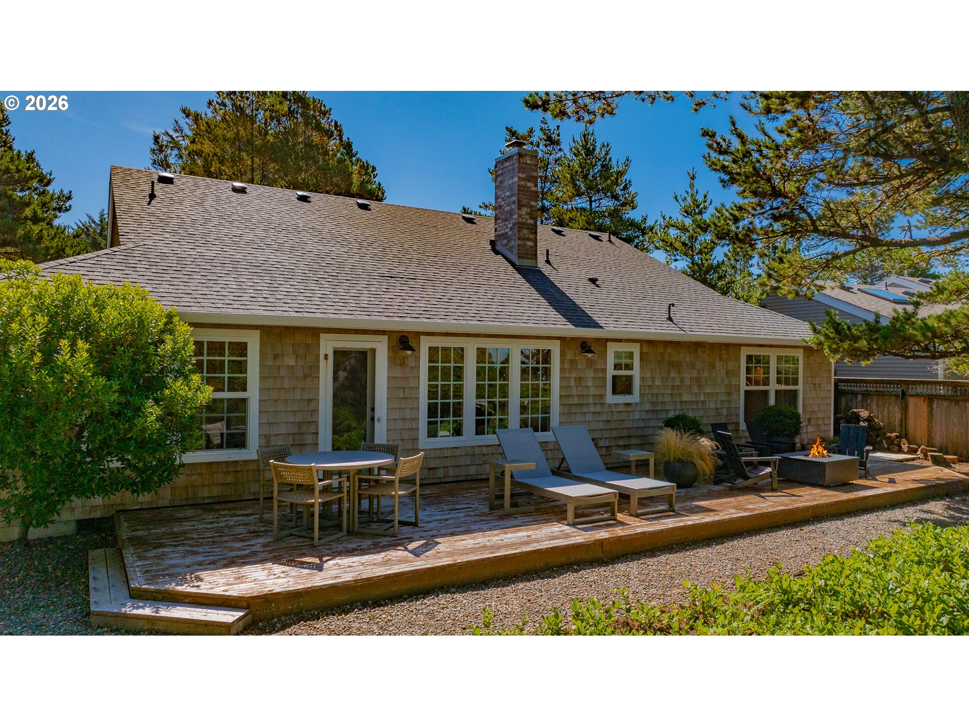 867 LAKEVIEW DR