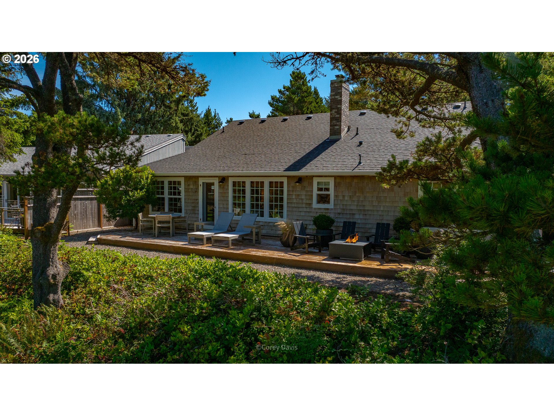 867 LAKEVIEW DR