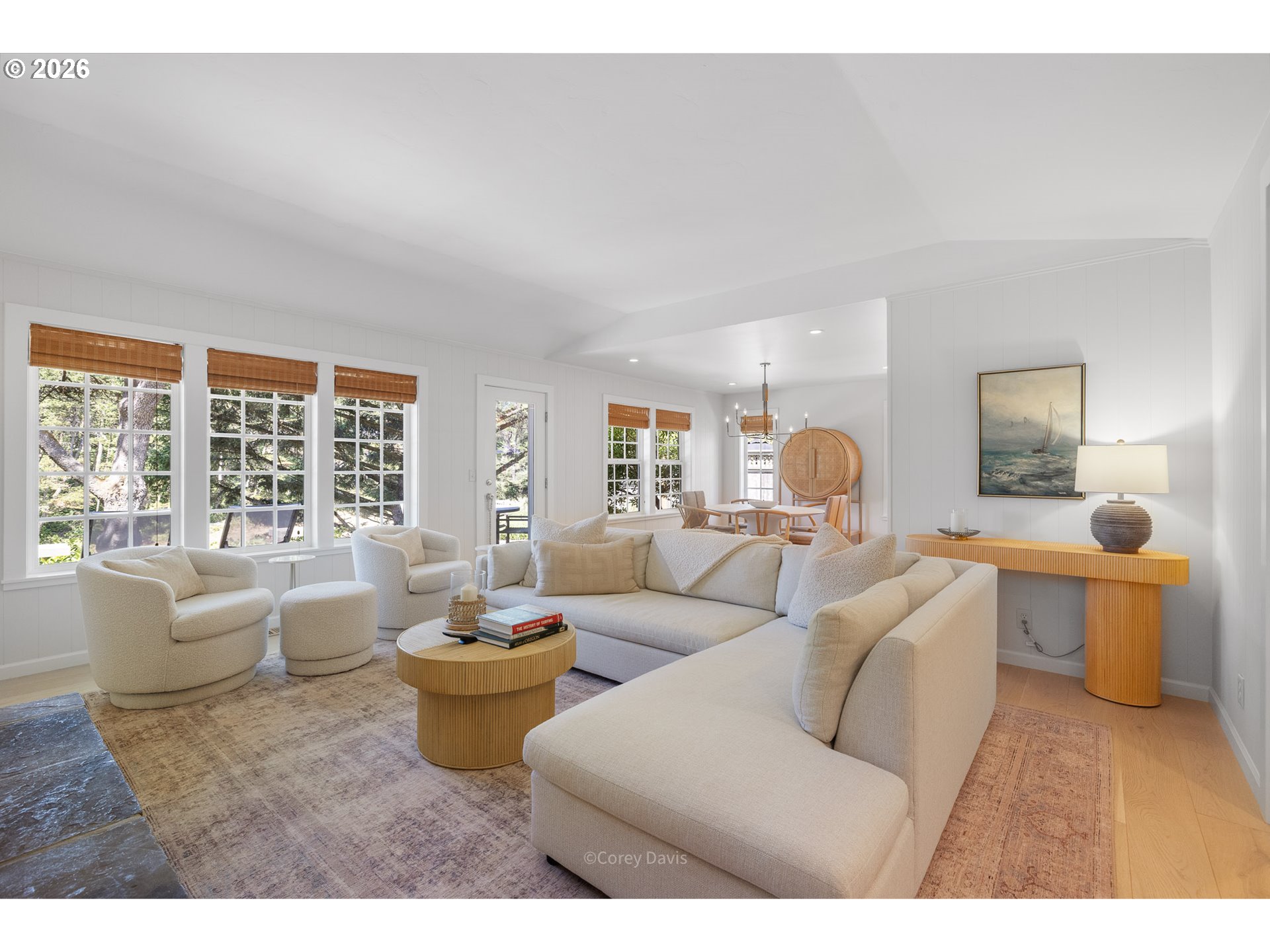 867 LAKEVIEW DR