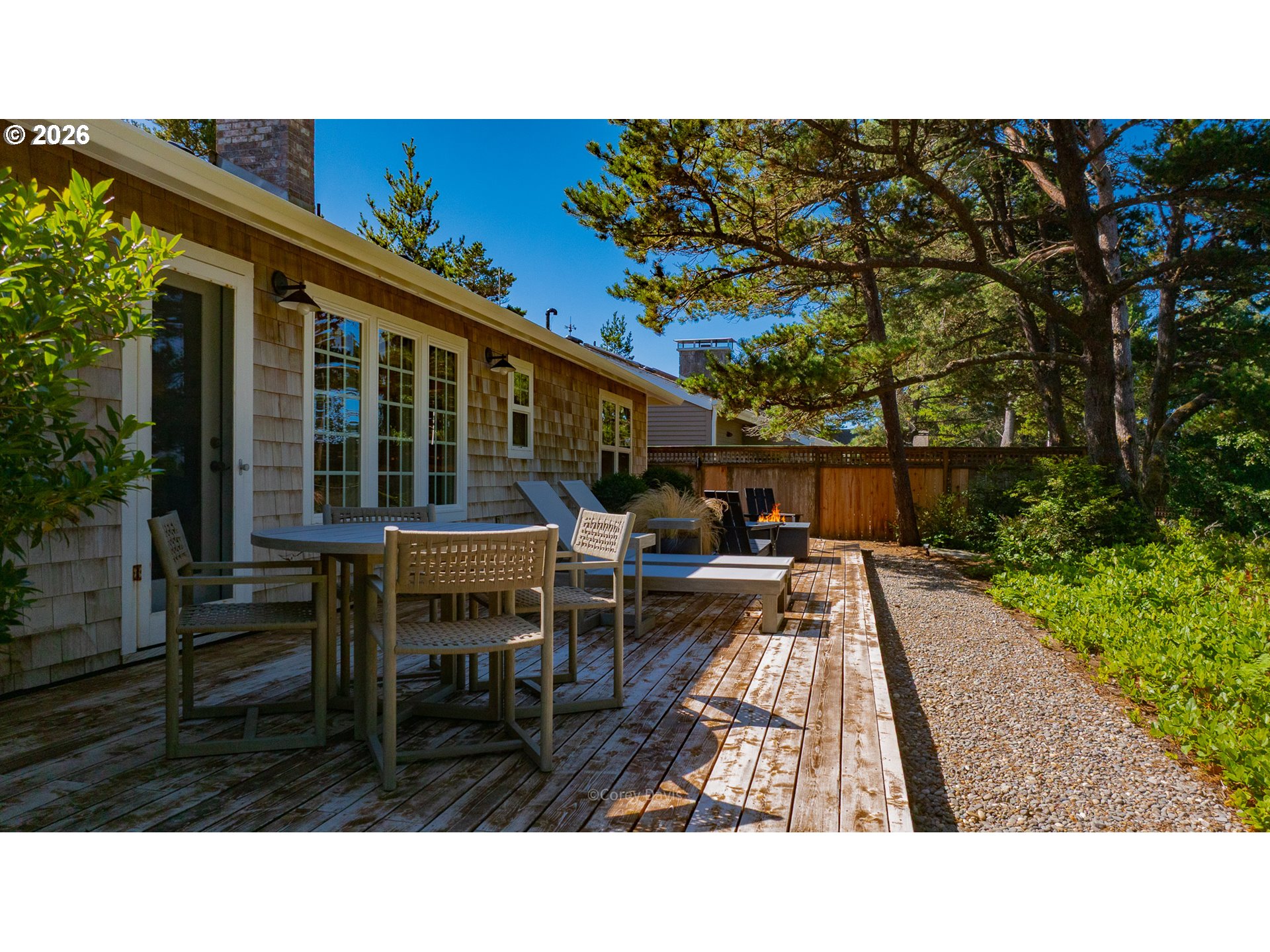 867 LAKEVIEW DR