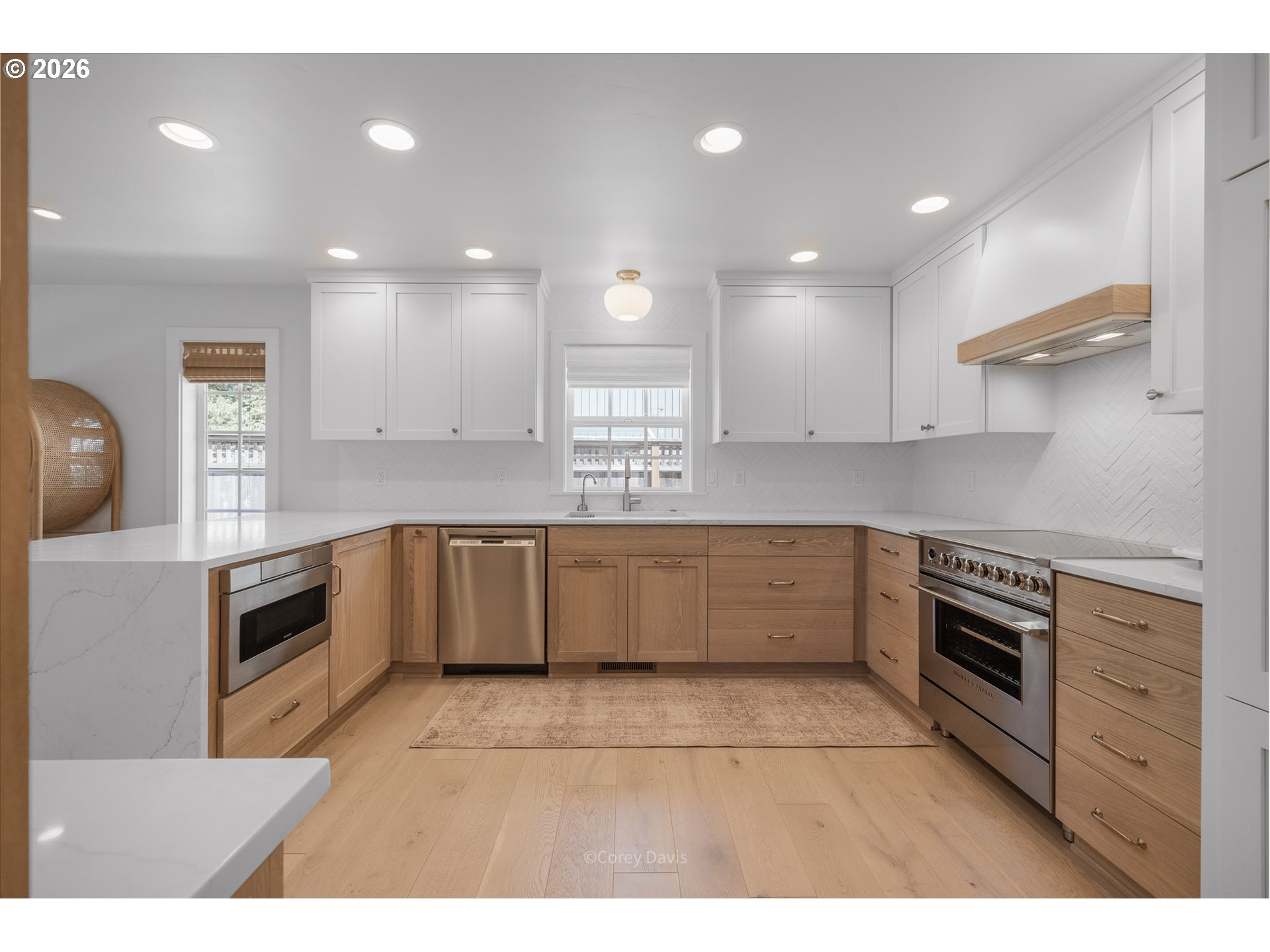 867 LAKEVIEW DR