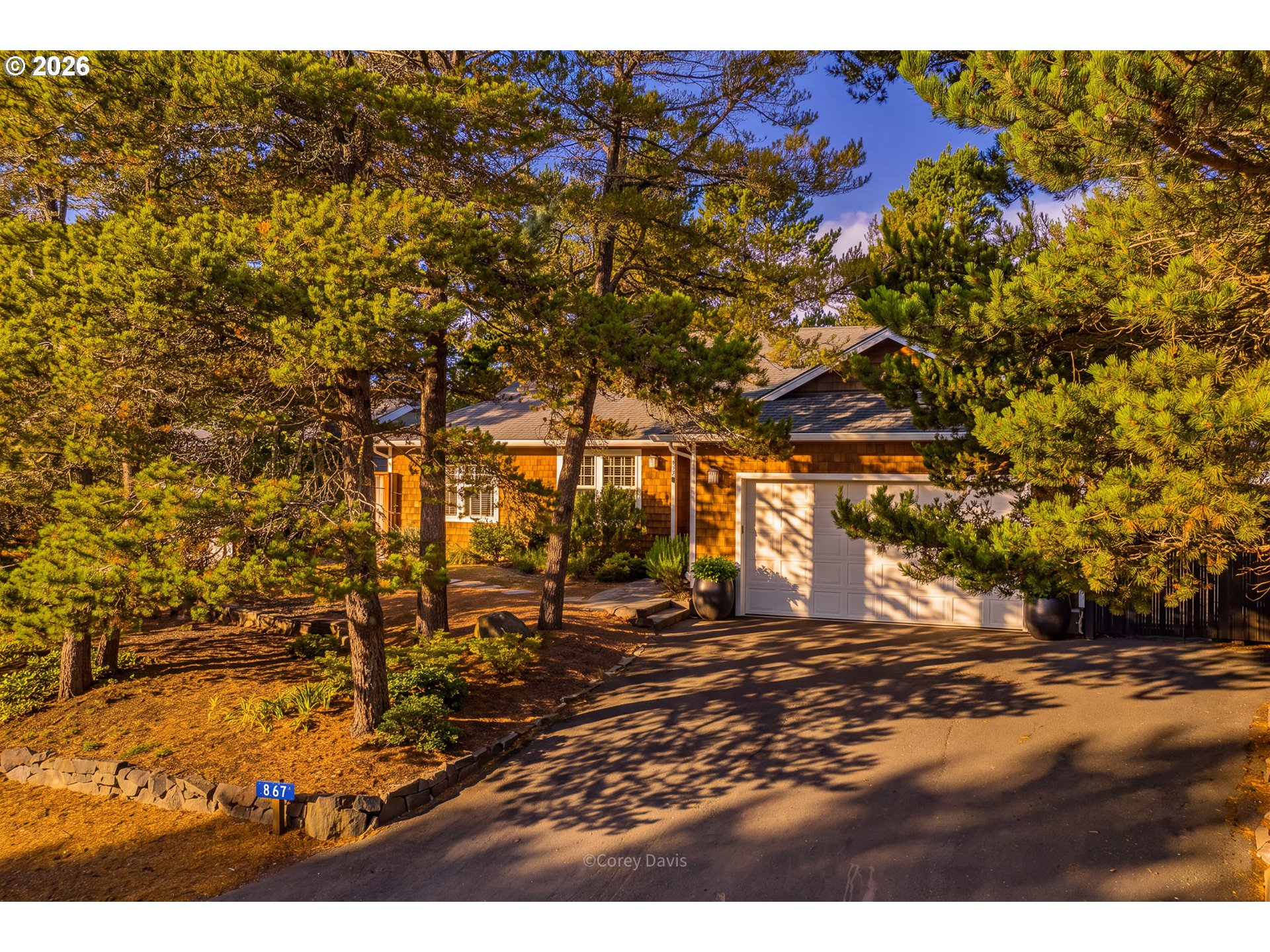 867 LAKEVIEW DR