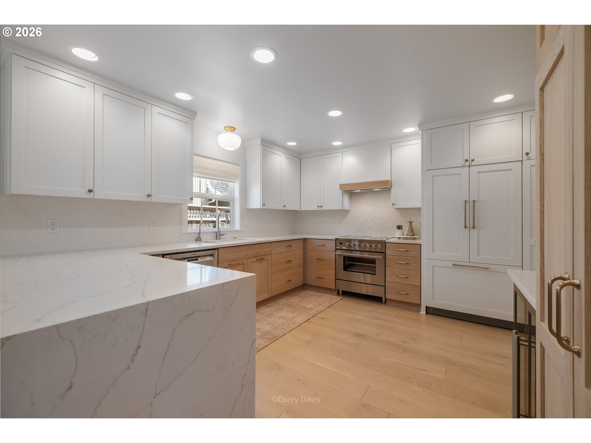 867 LAKEVIEW DR