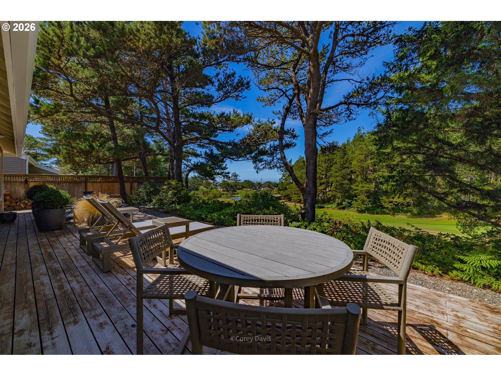 867 LAKEVIEW DR