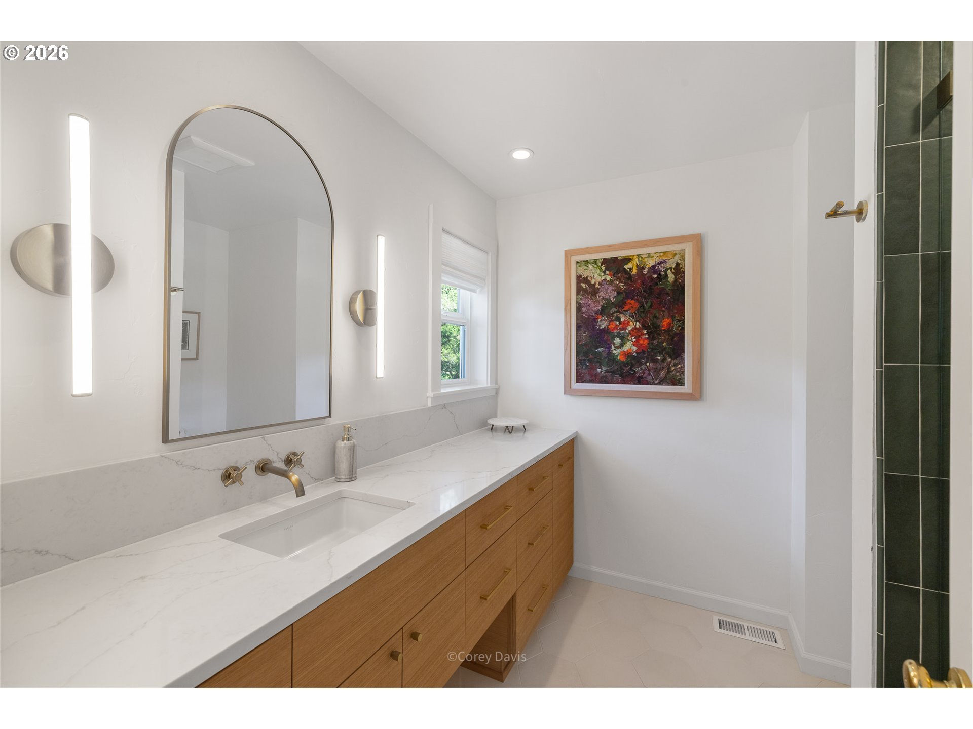 867 LAKEVIEW DR
