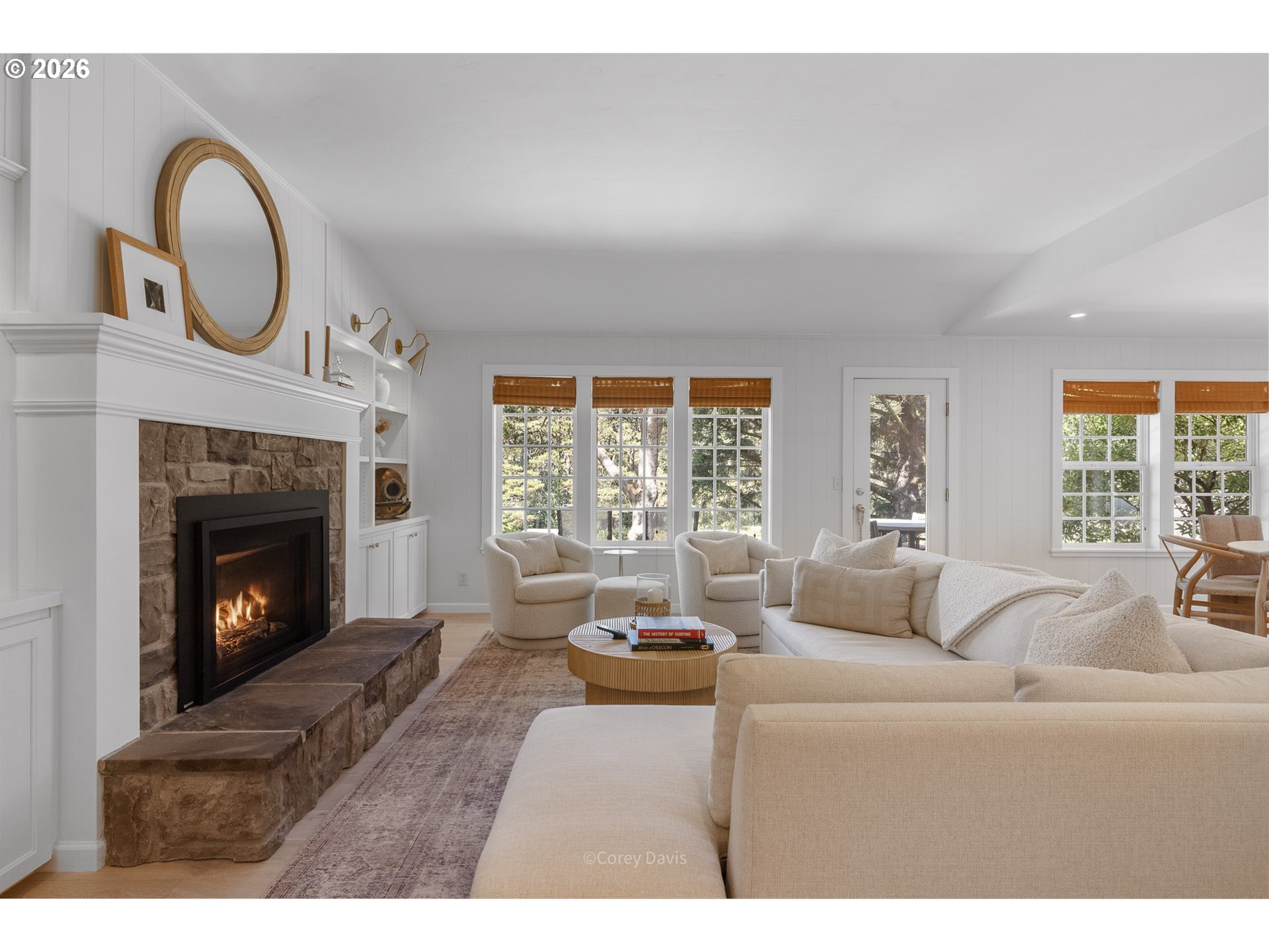867 LAKEVIEW DR