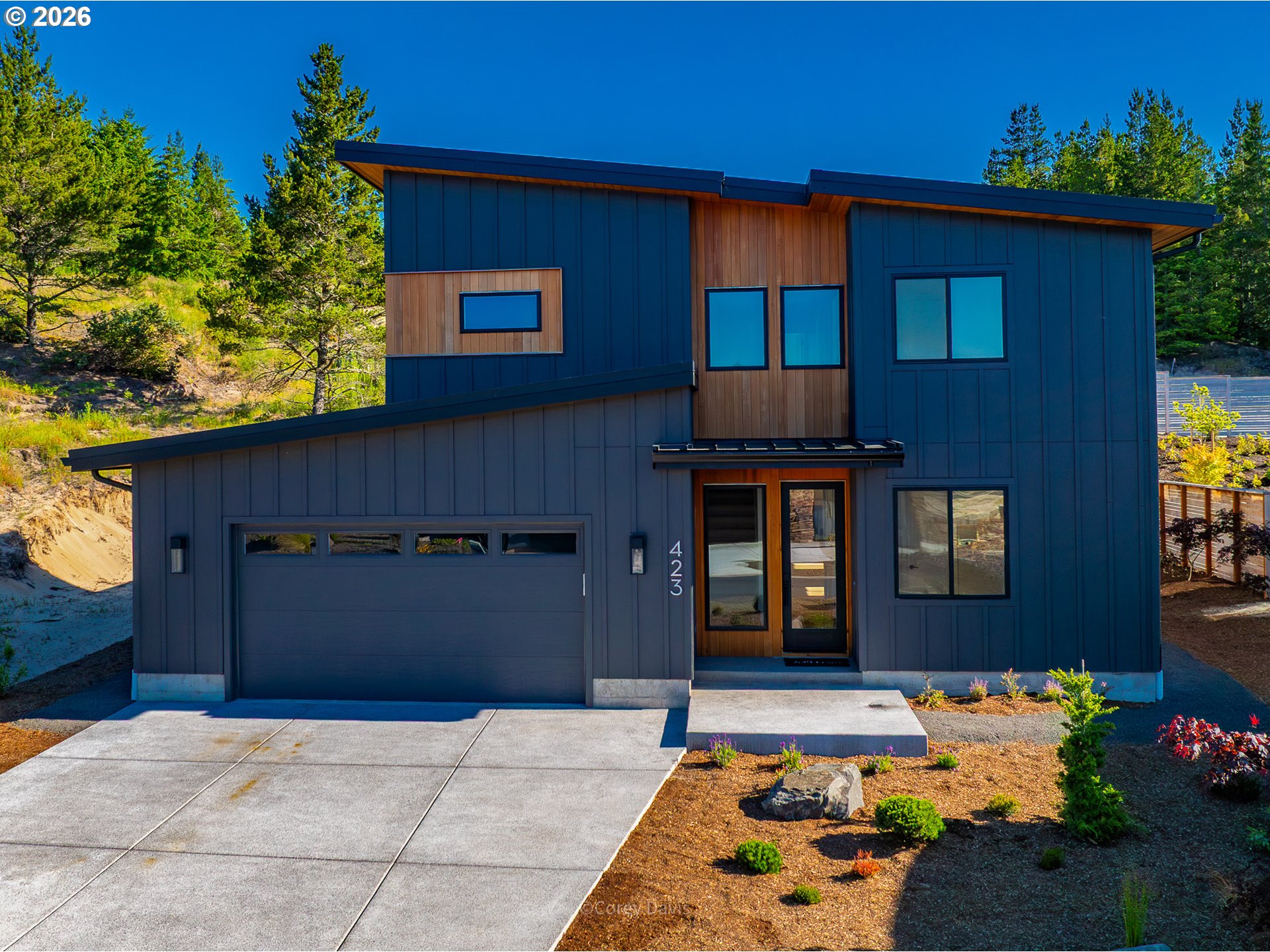 423 MEADOWS DR