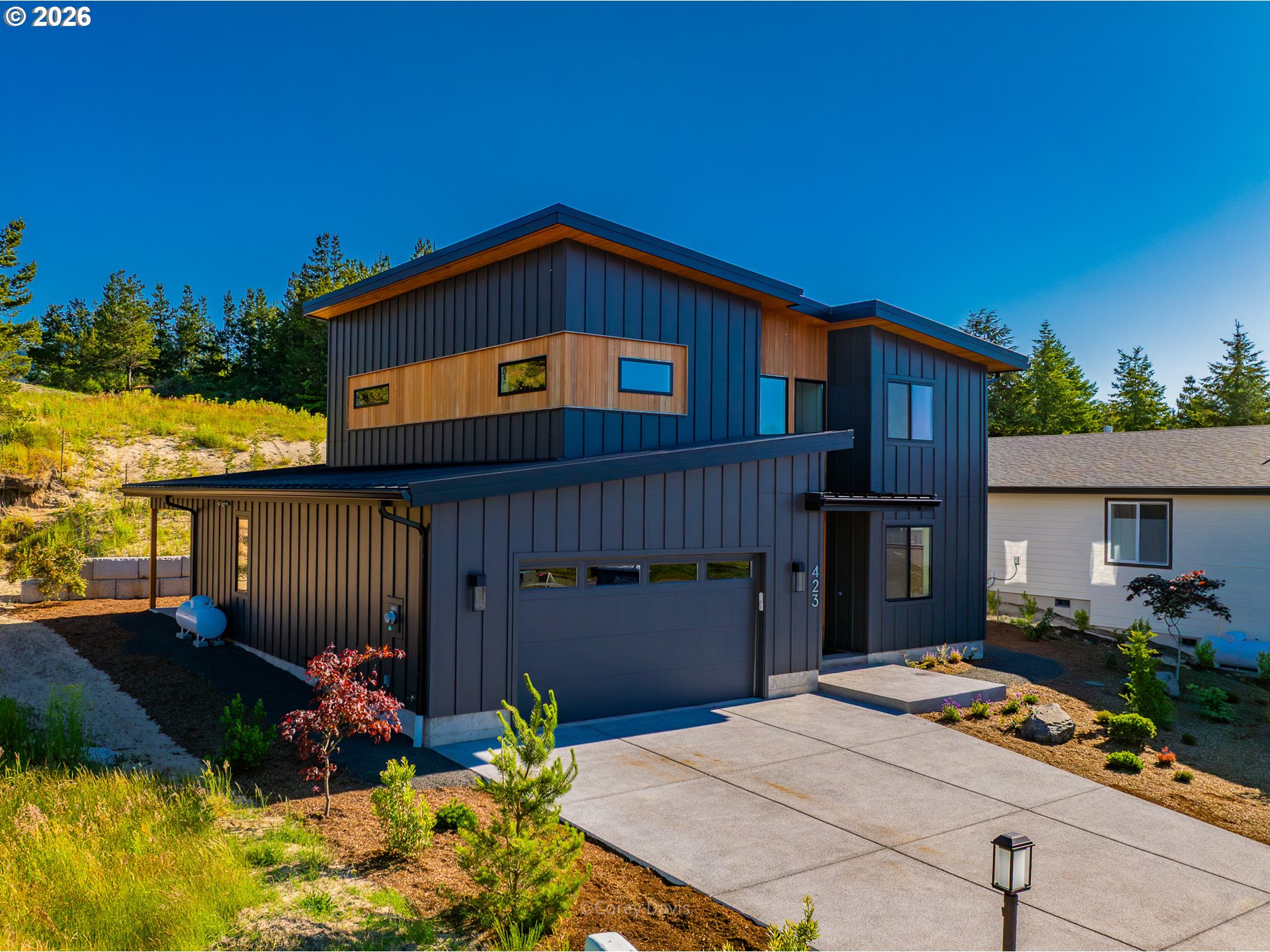 423 MEADOWS DR