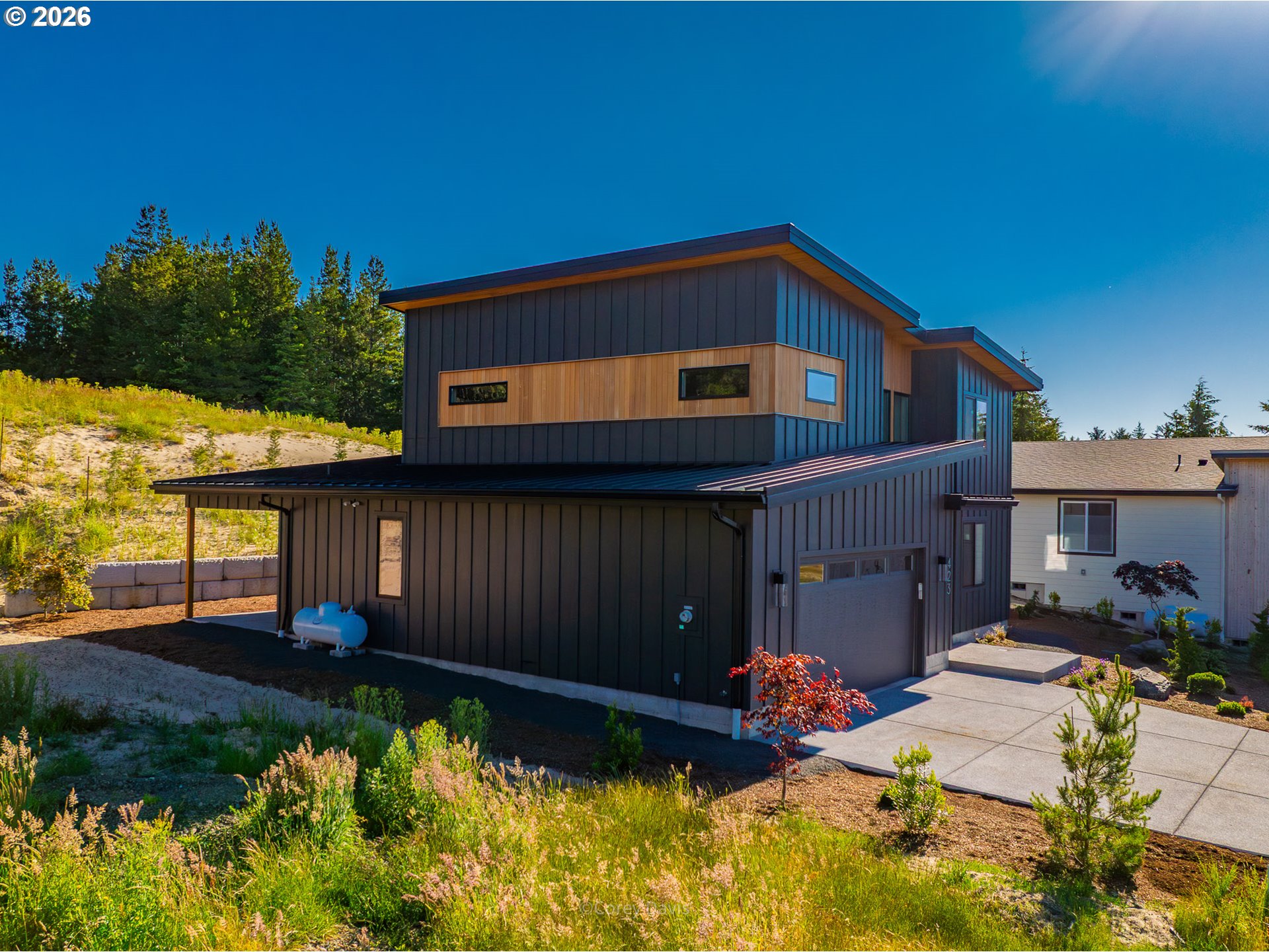 423 MEADOWS DR
